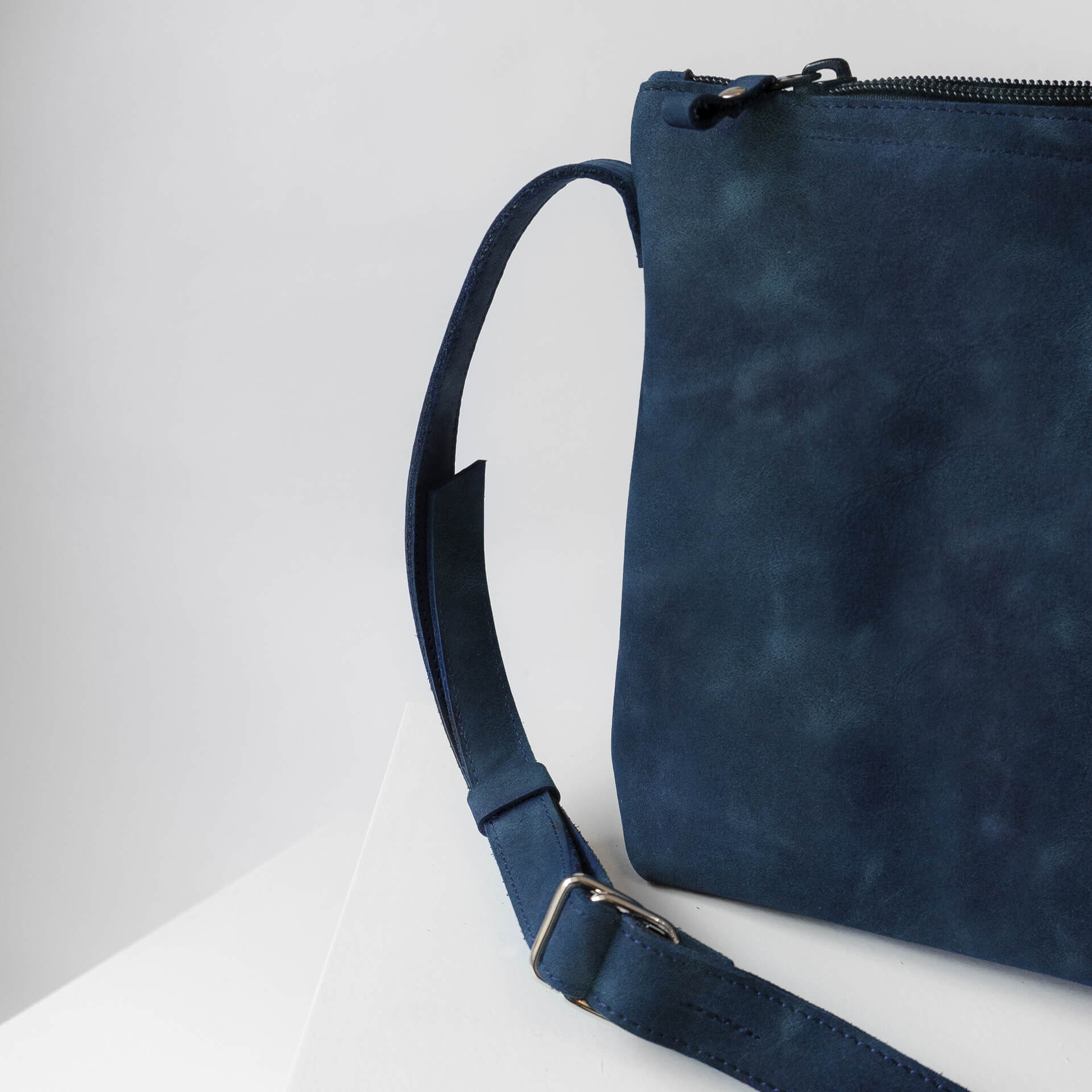 Detailansicht des Trägers von hinten an der Umhängetasche IDA aus Naturleder in Dunkelblau