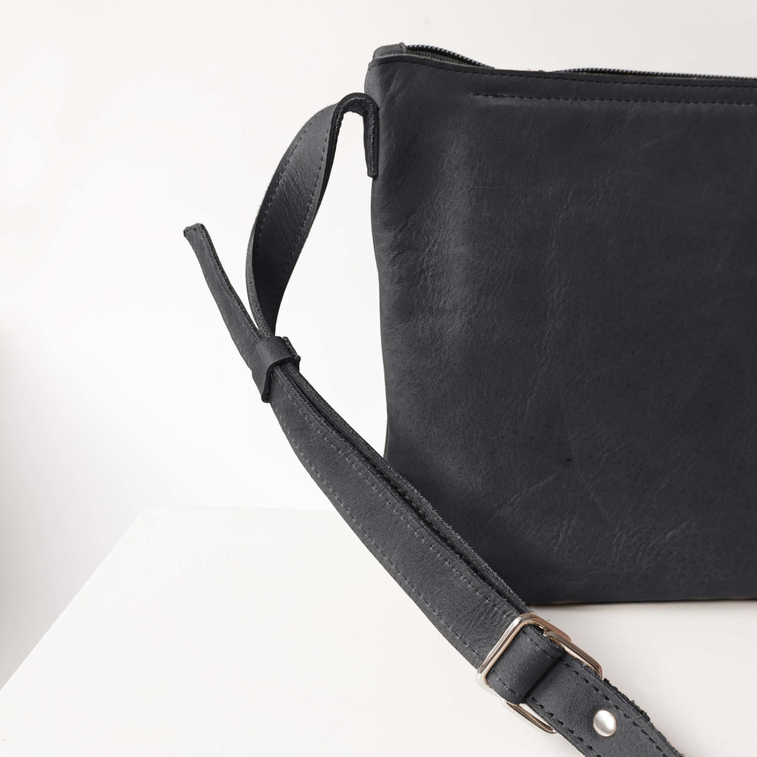 Detailansicht des Trägers von hinten an der Umhängetasche IDA aus Naturleder in Kohle