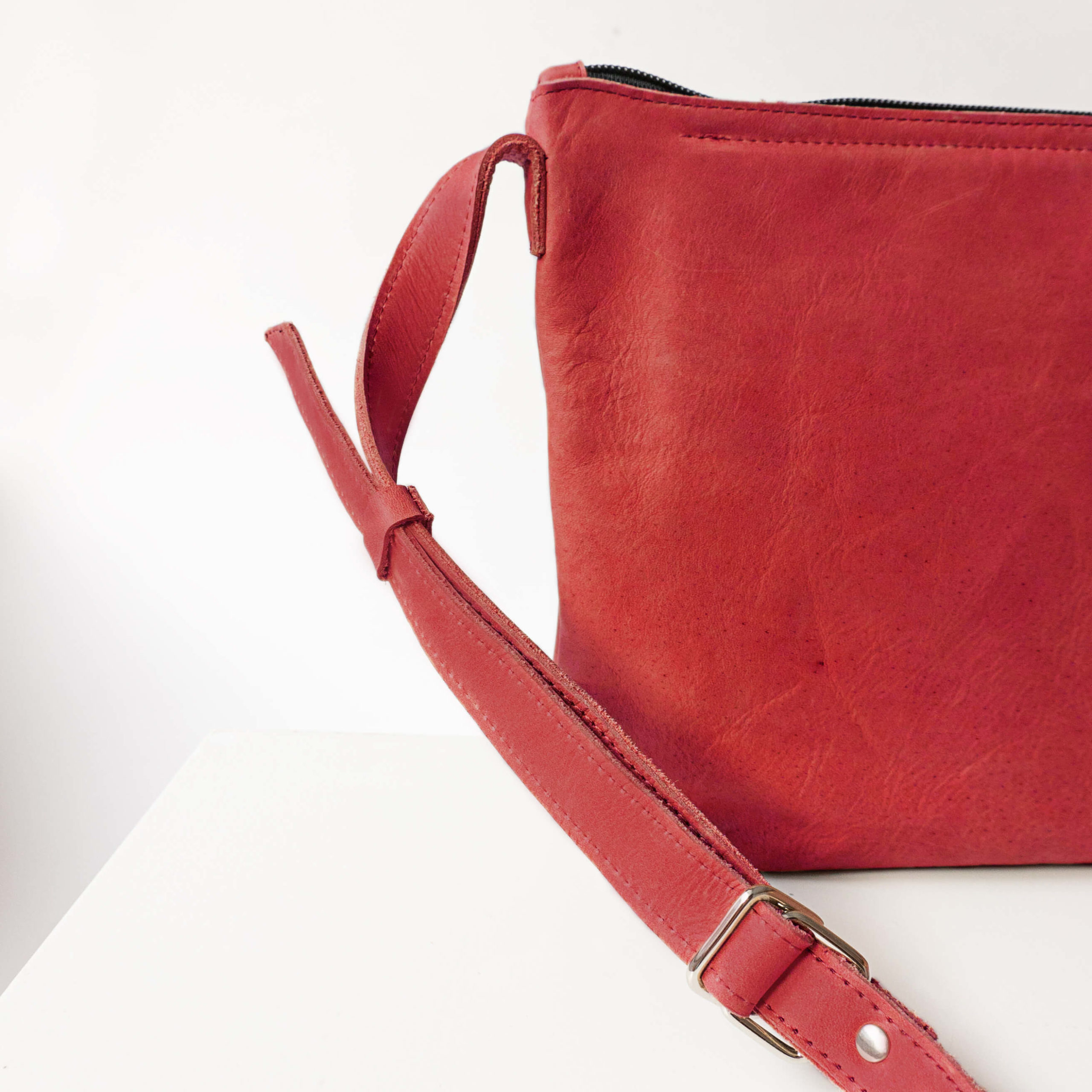 Detailansicht des Trägers von hinten an der Umhängetasche IDA aus Naturleder in Rot