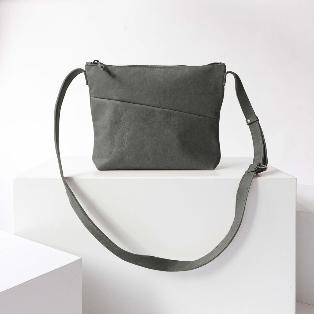 Umhängetasche IDA aus nachhaltigem Naturleder in Steingrau auf Block stehend von vorn