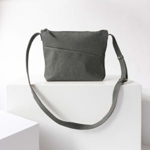 Umhängetasche IDA aus nachhaltigem Naturleder in Steingrau auf Block stehend von vorn