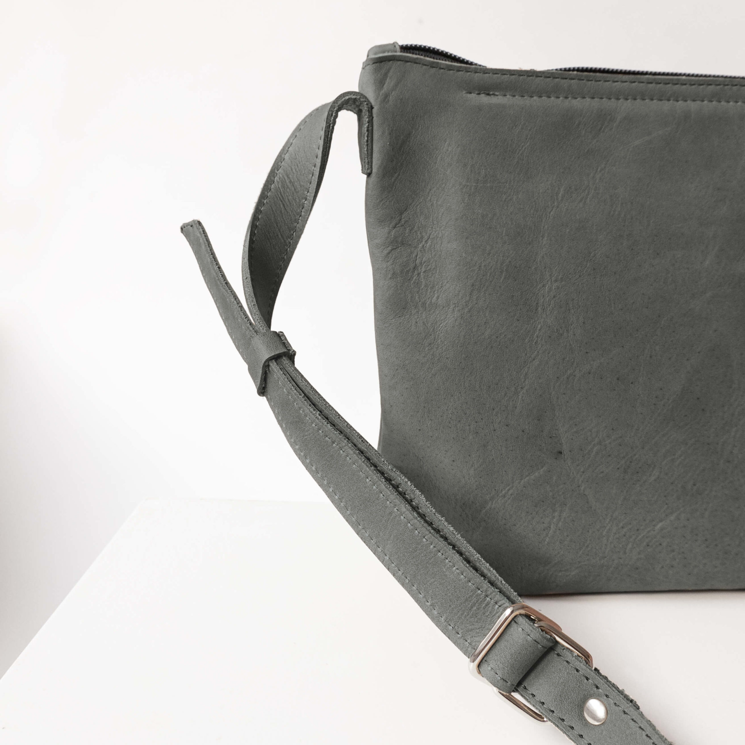 Detailansicht des Trägers von hinten an der Umhängetasche IDA aus Naturleder in Steingrau