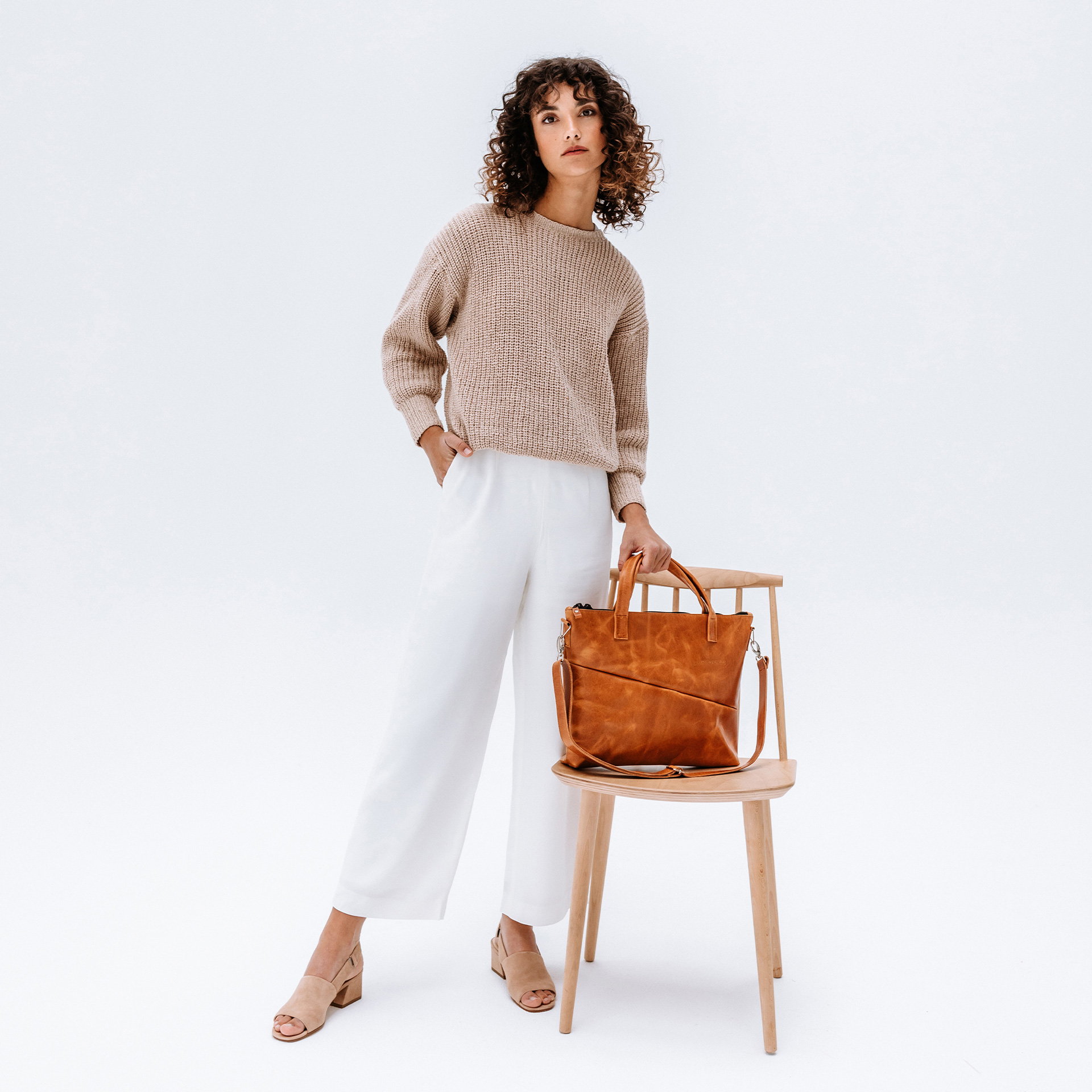 Model stehend mit Handtasche ANA