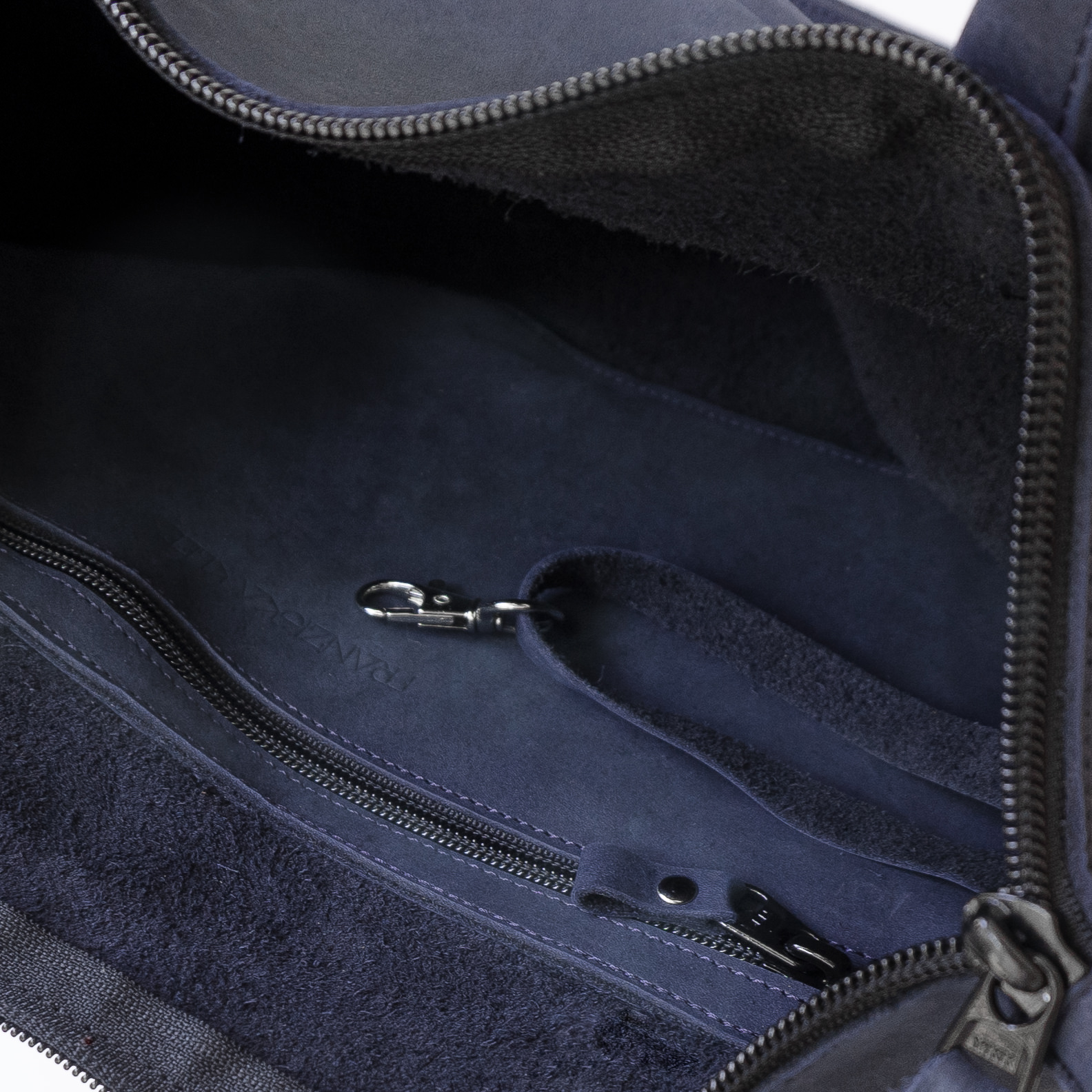 Detailansicht Umhängetasche ANA aus dunkelblauem Naturleder