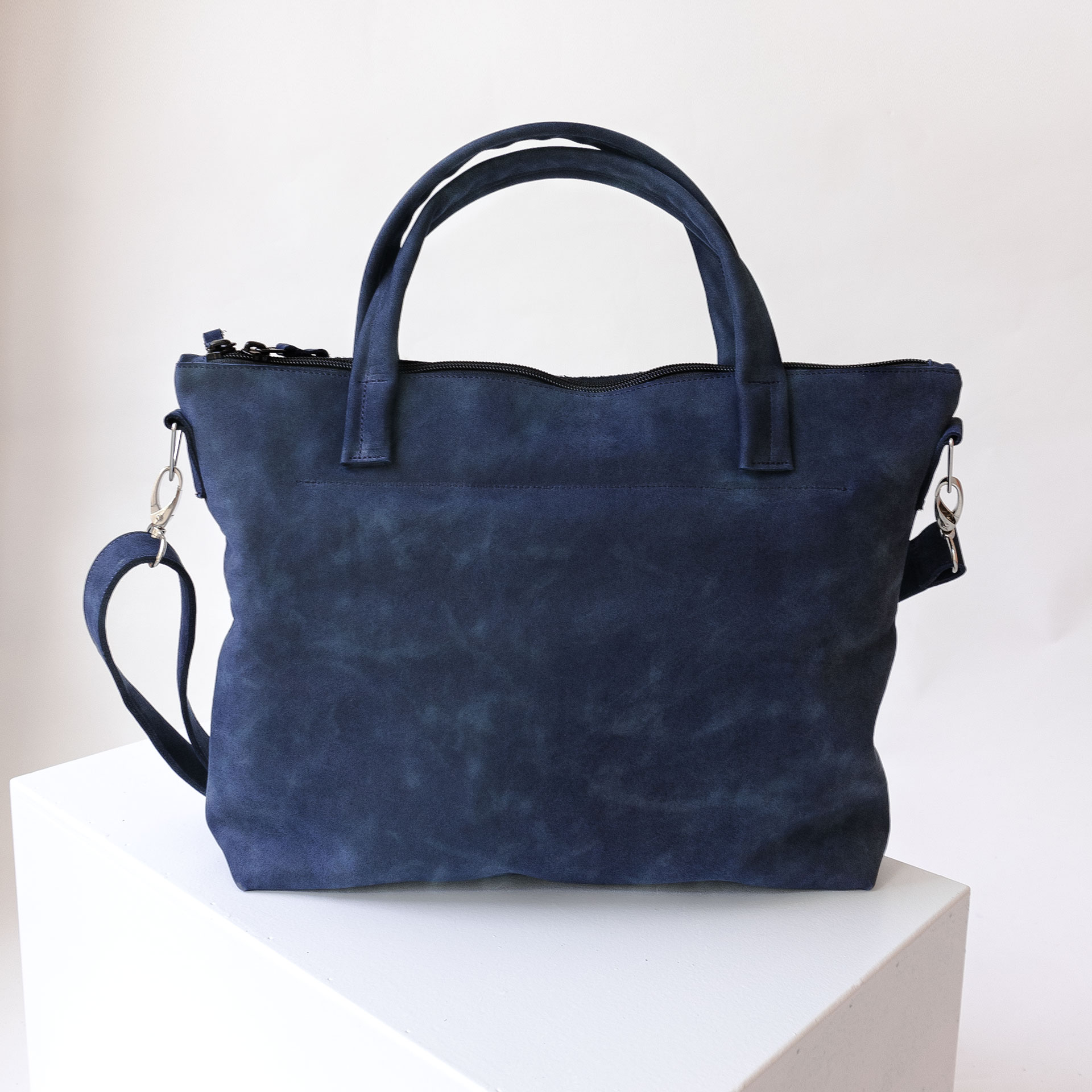 Rückansicht Umhängetasche ANA mit Henkeln und Schultergurt aus dunkelblauem Naturleder