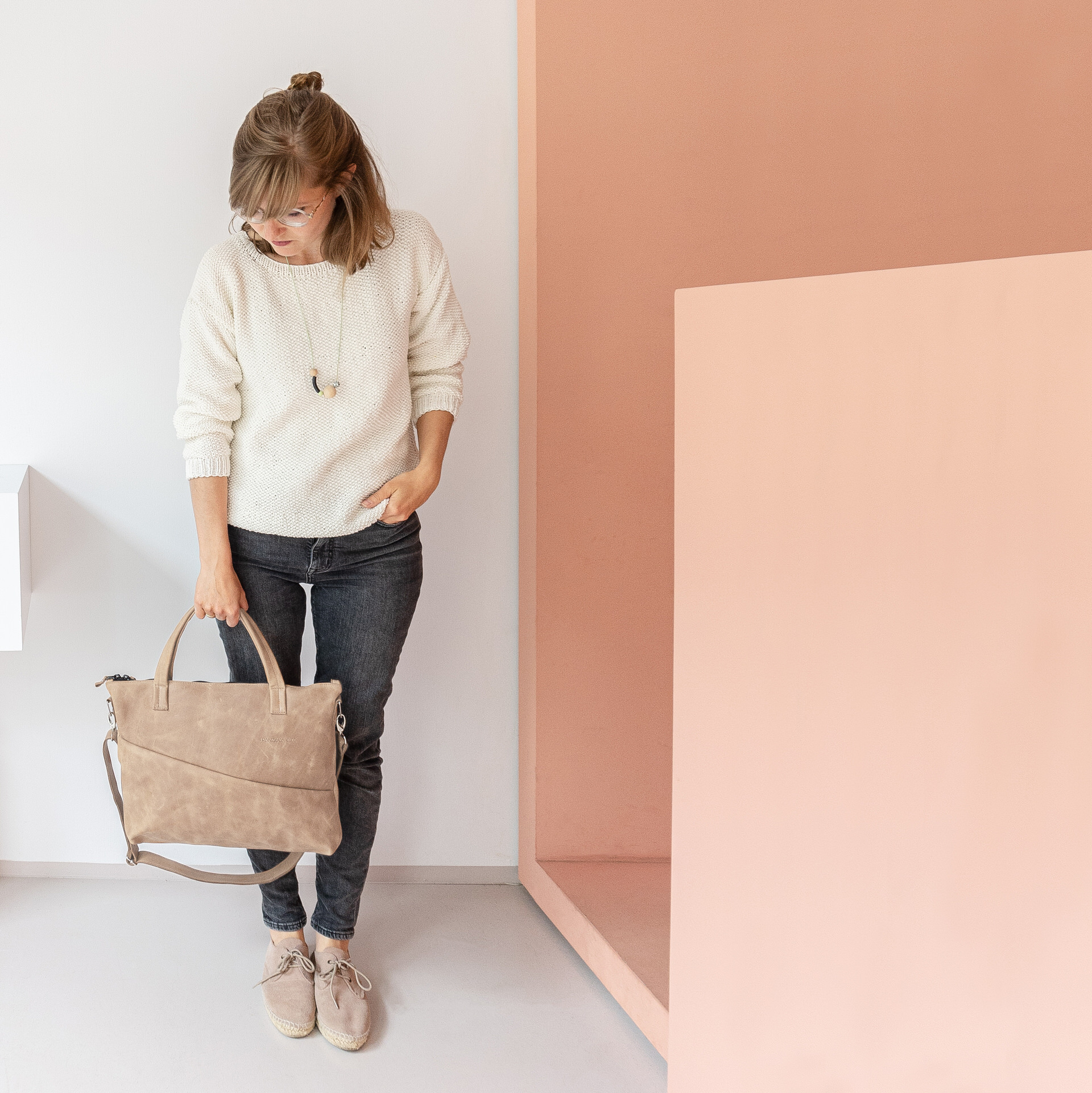 Eine Frau trägt die hellbraune Umhängetasche ANA vom Modelabel FRANZISKA KLEE