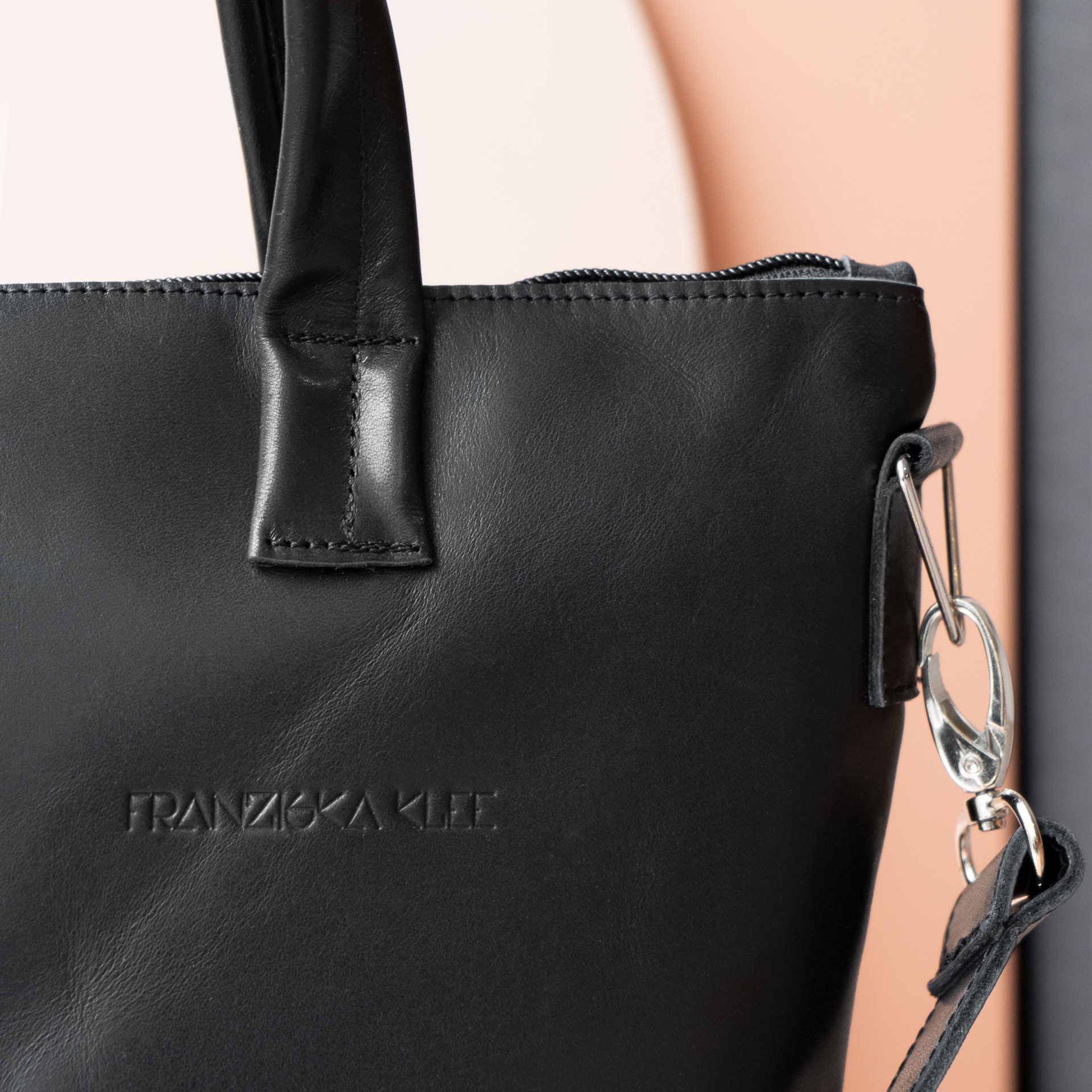 Detailansicht Umhängetasche ANA mit Henkeln aus schwarz geöltem Naturleder