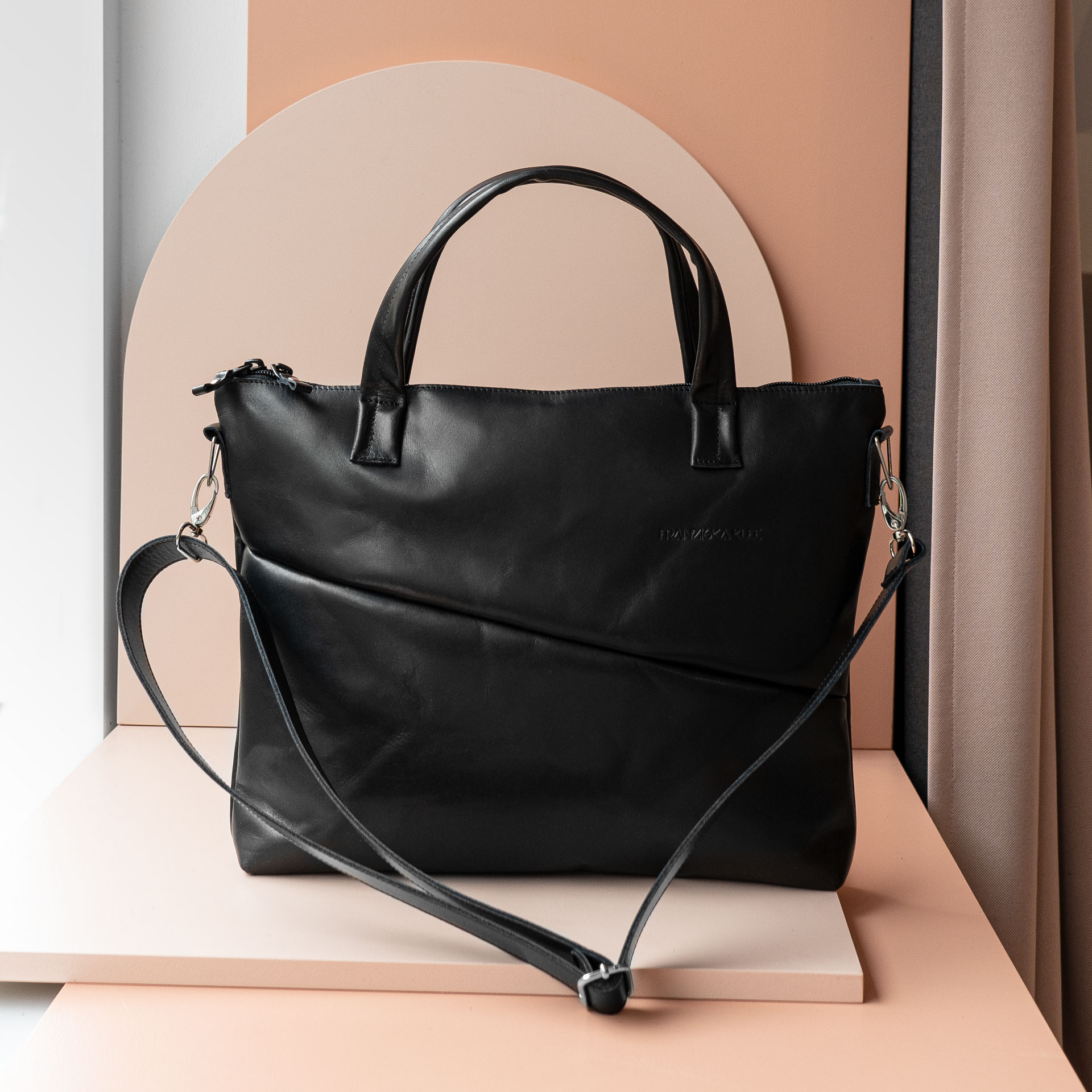 Frontansicht Umhängetasche ANA mit Henkeln und Schultergurt aus schwarz geöltem Naturleder