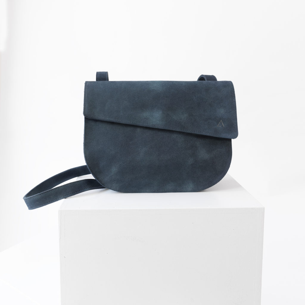 Umhängetasche BEA stehend aus blauem Naturleder mit Logoprägung