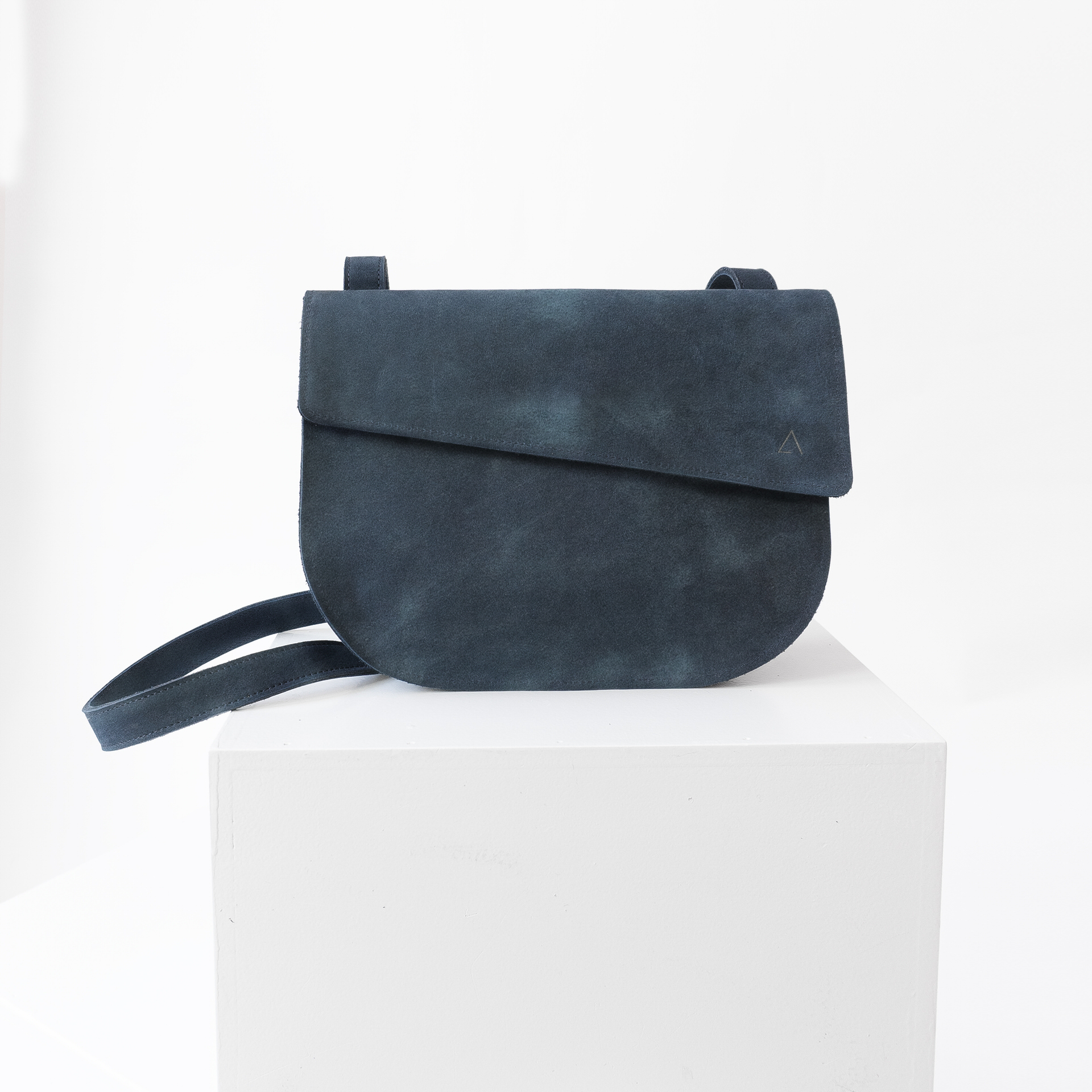 Umhängetasche BEA stehend aus blauem Naturleder mit Logoprägung