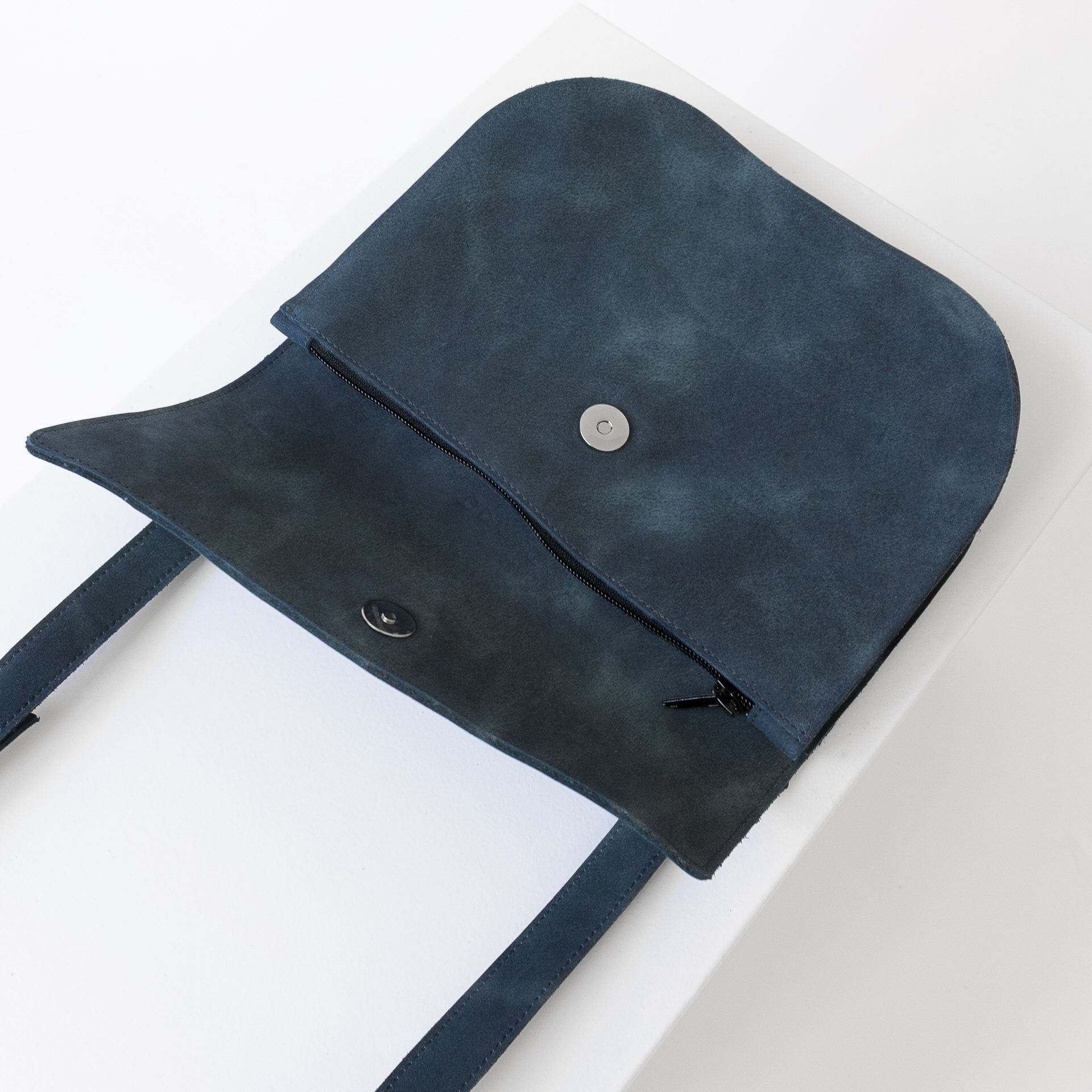 Umhängetasche BEA mit Reißverschluss und Magnetverschluss aufgeklappt aus Naturleder in blau