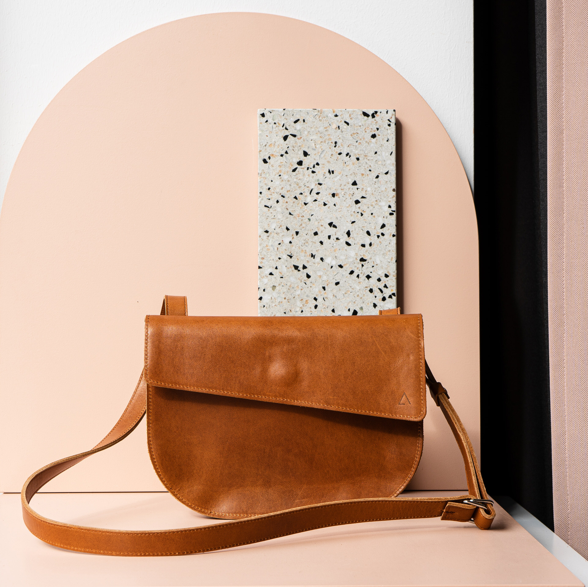 Umhängetasche BEA stehend aus Naturleder in Cognac geölt mit Logoprägung