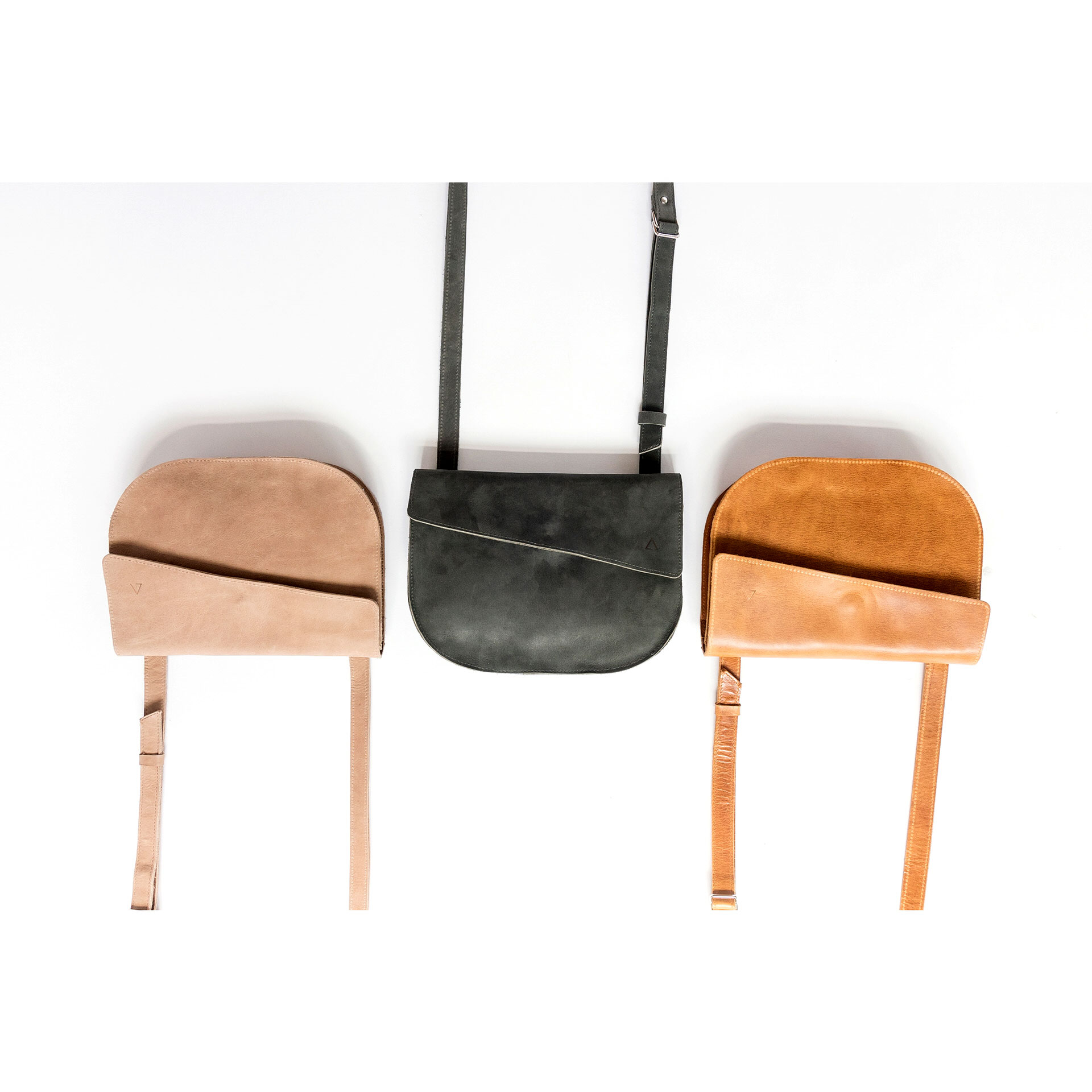 Umhängetasche BEA aus Naturleder in verschiedenen Farben: Hellbraun, Kohle und Cognac geölt