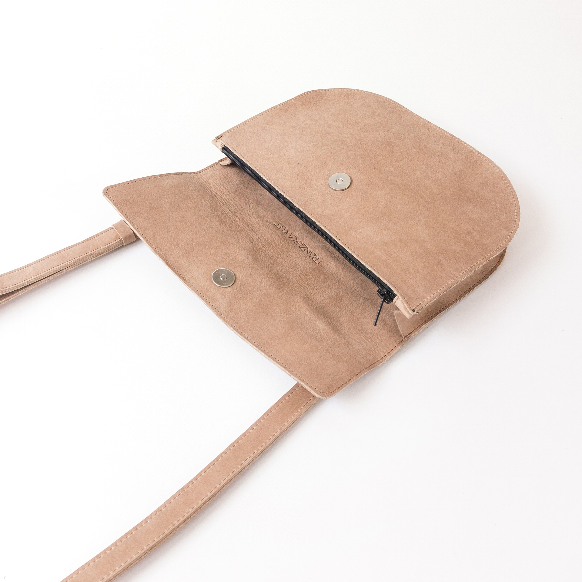 Umhängetasche BEA mit Reißverschluss und Magnetverschluss liegend geöffnet in Hellbraun