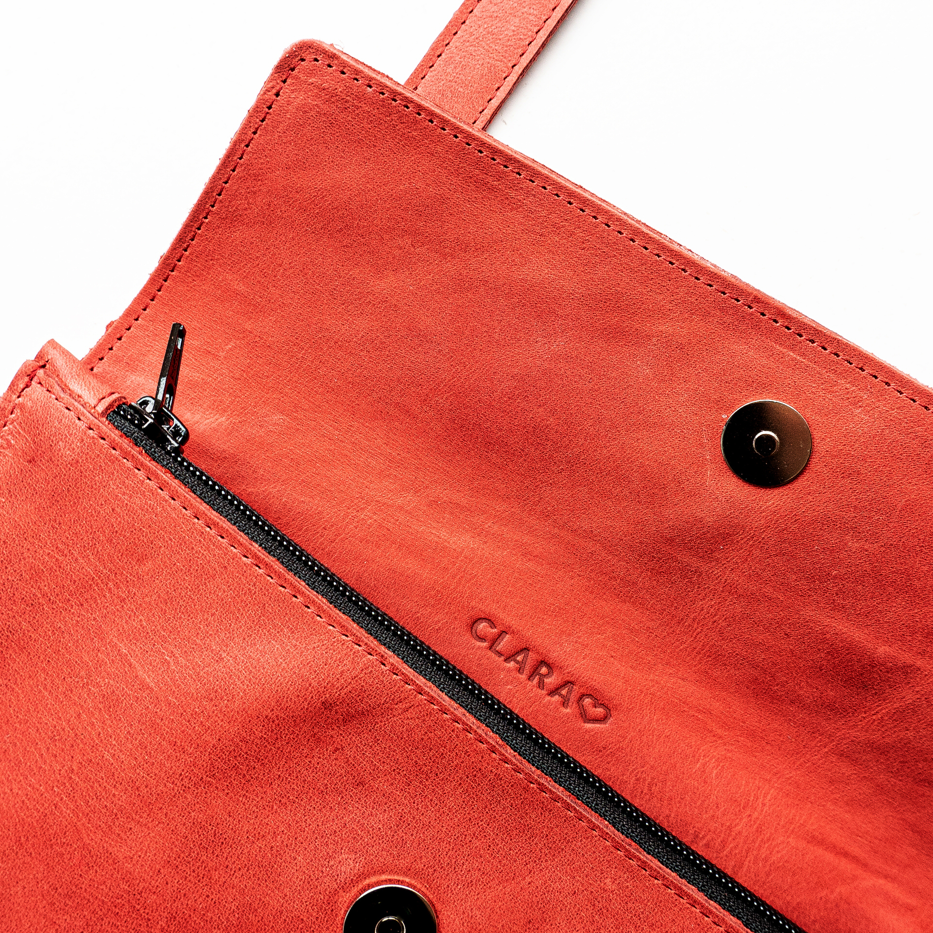 Umhängetasche BEA in Rot von innen mit individueller Prägung Clara