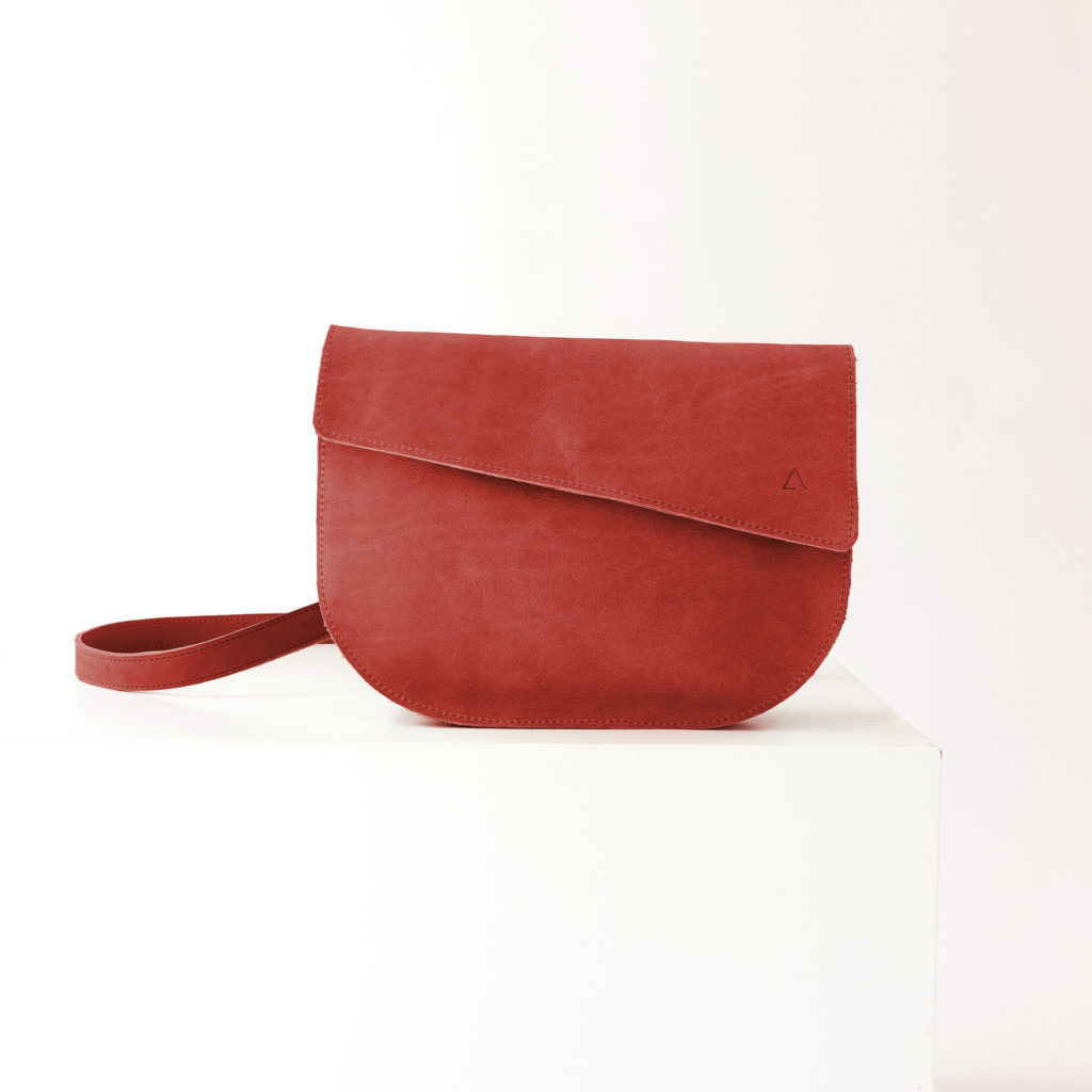 Minimalistische Umhängetasche BEA aus nachhaltigem Naturleder in Rot von vorn