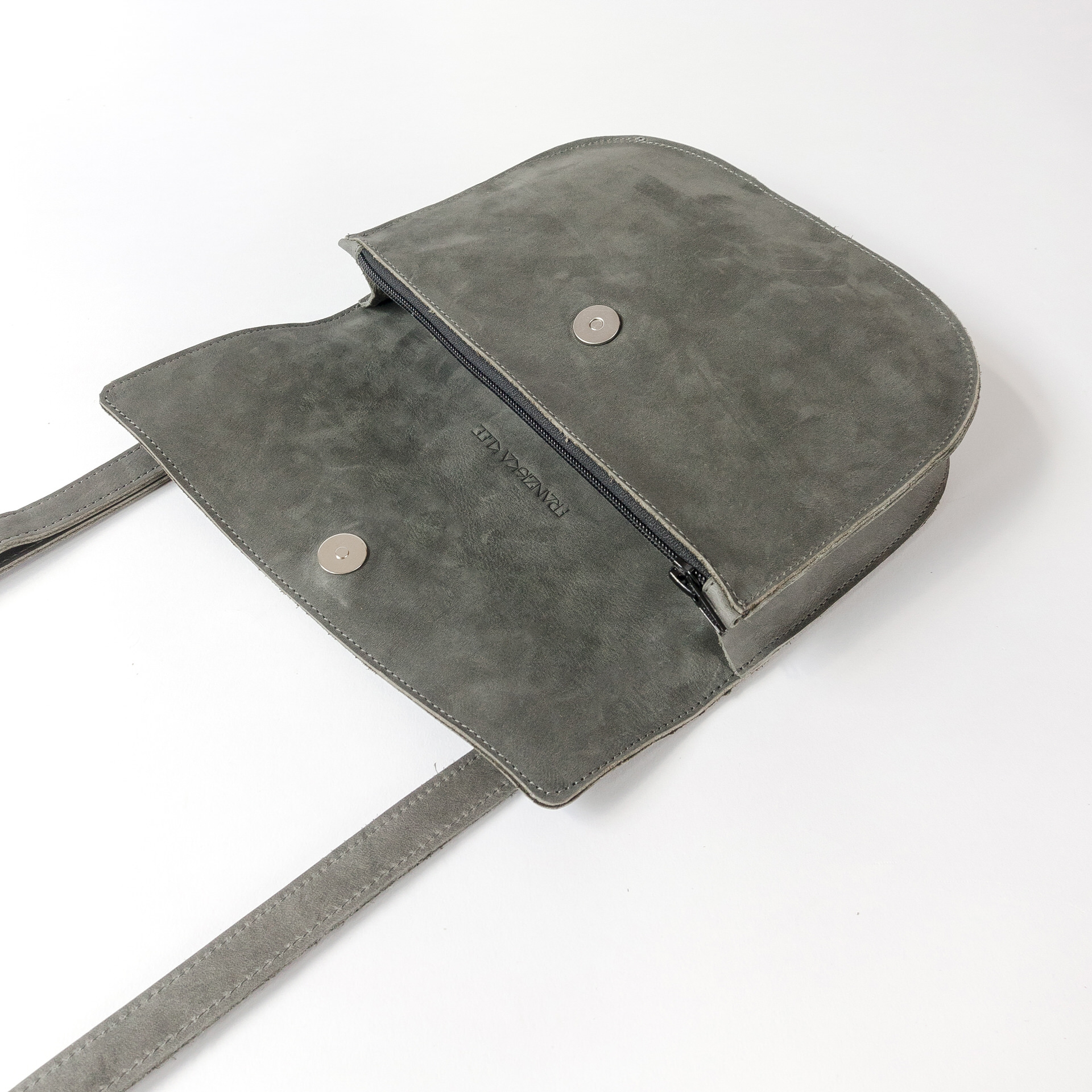 Umhängetasche BEA in Steingrau aufgeklappt mit Reißverschluss und Magnetverschluss