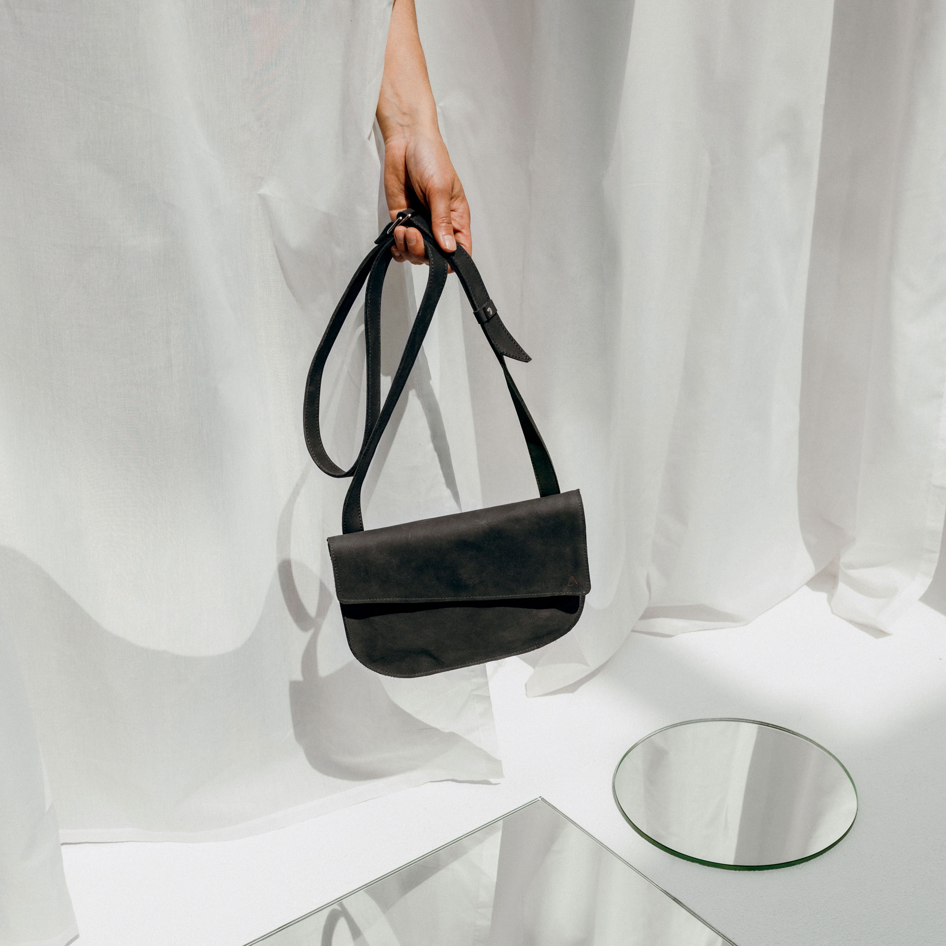 Tasche BEA in Kohle an Träger gehalten