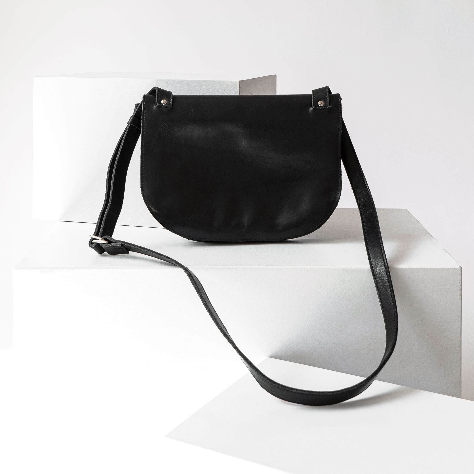Umhängetasche BEA stehend von hinten aus Naturleder in schwarz