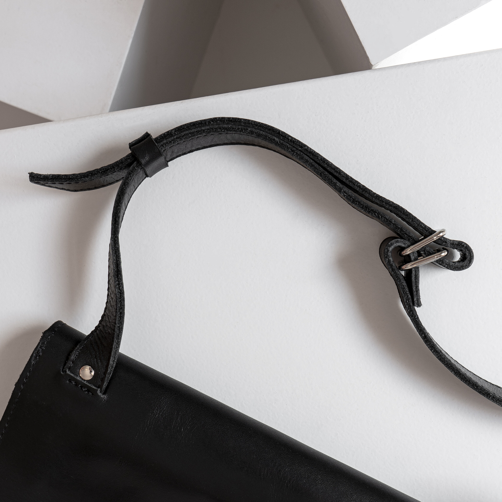 Detailansicht des Trägers von hinten an der Umhängetasche BEA aus Naturleder in Schwarz