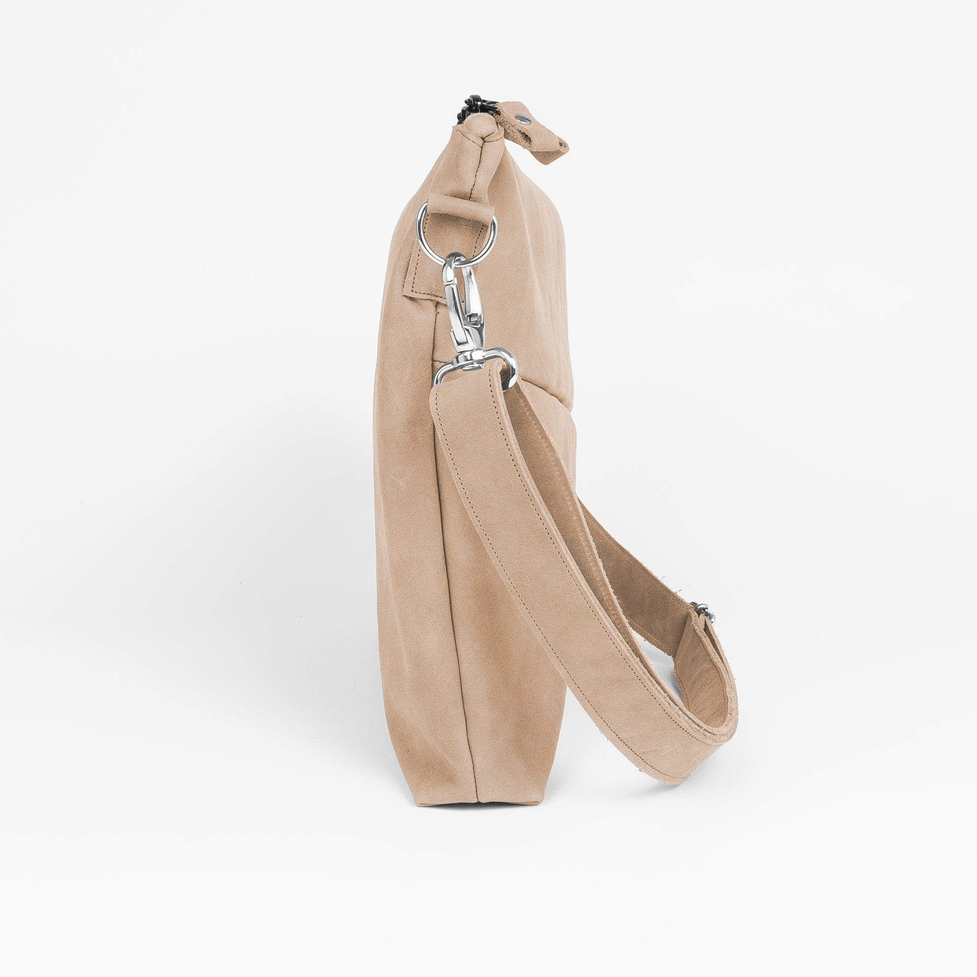 Seitenansicht Umhängetasche ANA mit Schultergurt aus hellbraunem Naturleder
