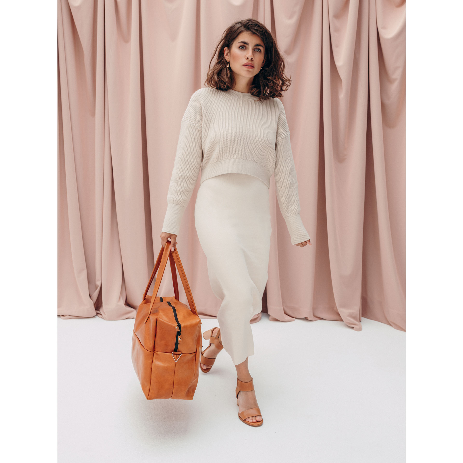 Model mit Weekender Reisetasche RIO mit Henkeln aus cognacfarbenem geölten Naturleder