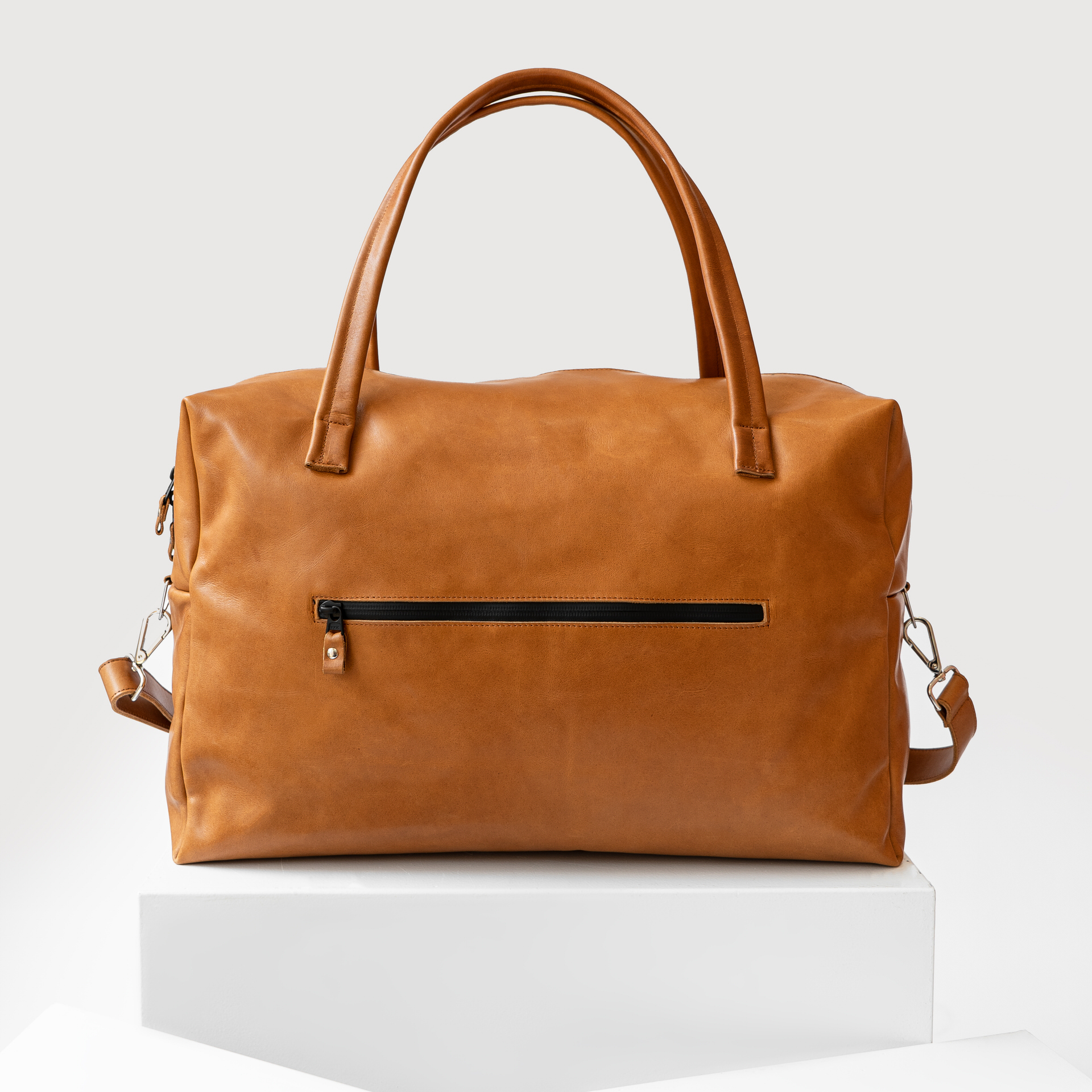 Rückansicht Weekender Reisetasche RIO mit Henkeln und Schultergurt aus cognacfarbenem geölten Naturleder