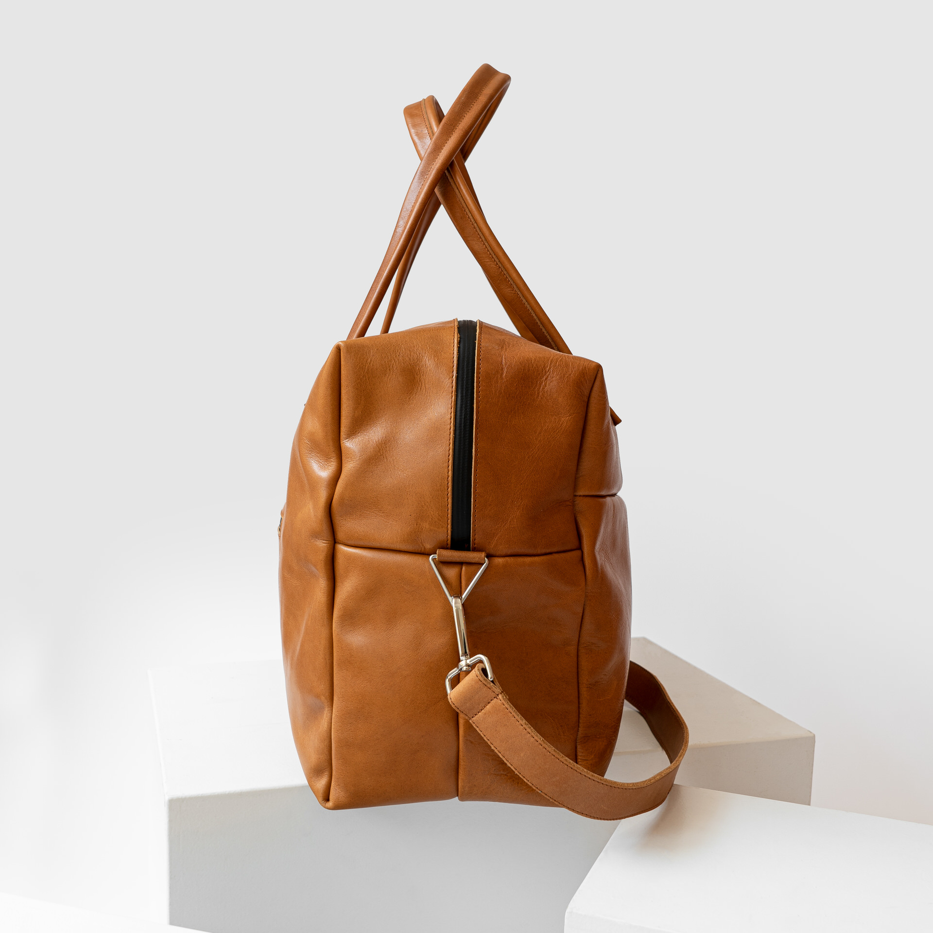 Seitenansicht Weekender Reisetasche mit Henkeln und Schultergurt mit cognacfarbenem geölten Naturleder