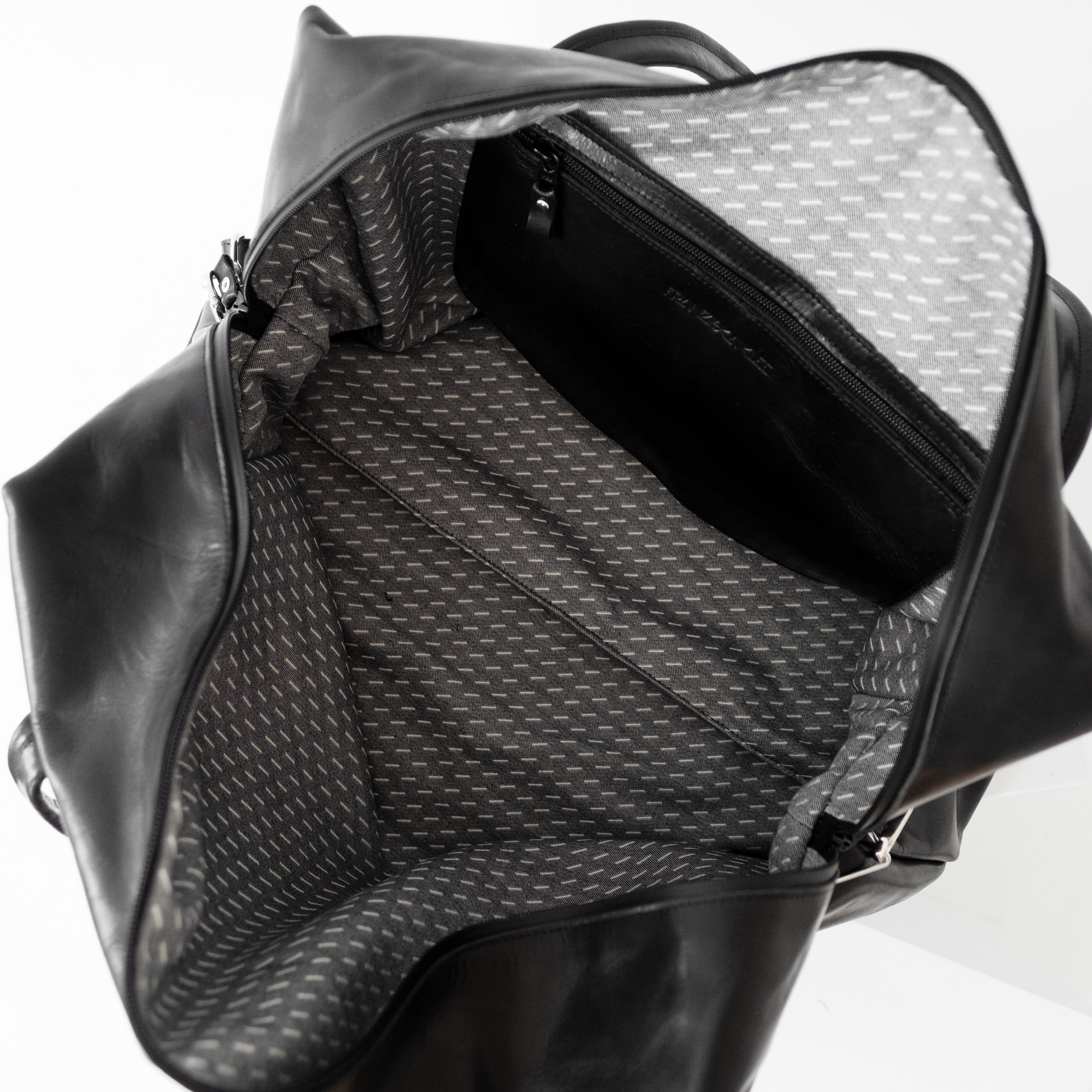 Ansicht von oben Weekender Reisetasche RIO mit Henkeln und Schultergurt aus schwarzem geölten Naturleder