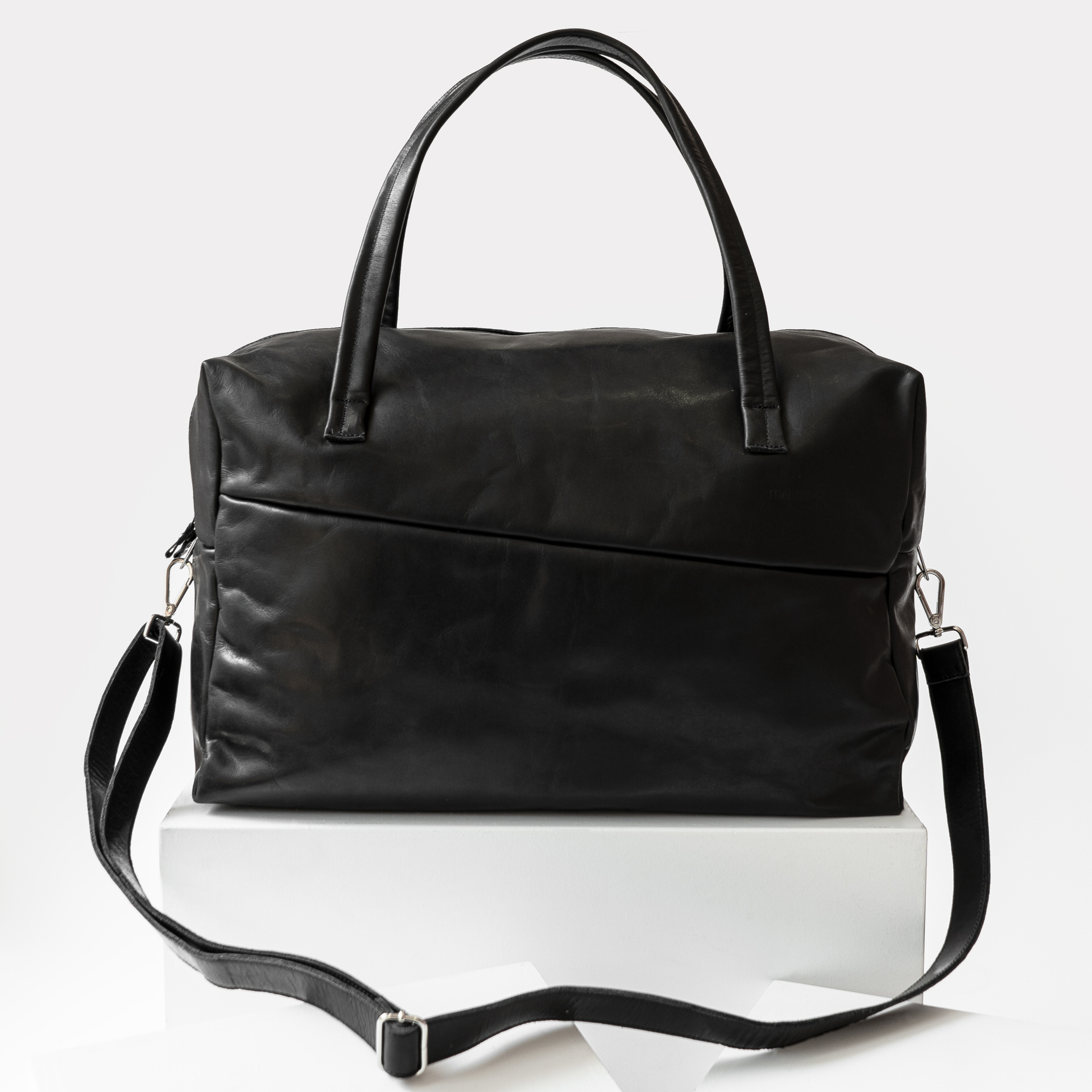 Frontansicht Weekender Reisetasche RIO mit Henkeln und Schultergurt aus schwarzem geölten Naturleder
