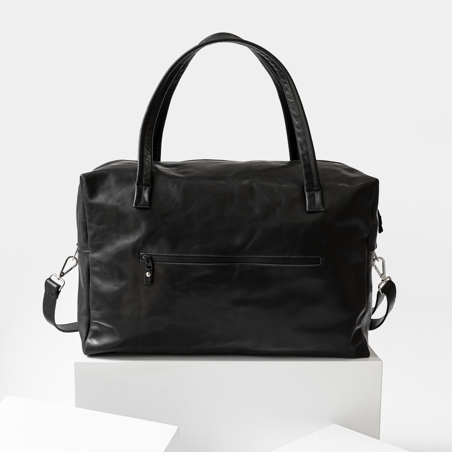 Rückansicht Weekender Reisetasche RIO mit Henkeln und Schultergurt aus schwarzem geölten Naturleder
