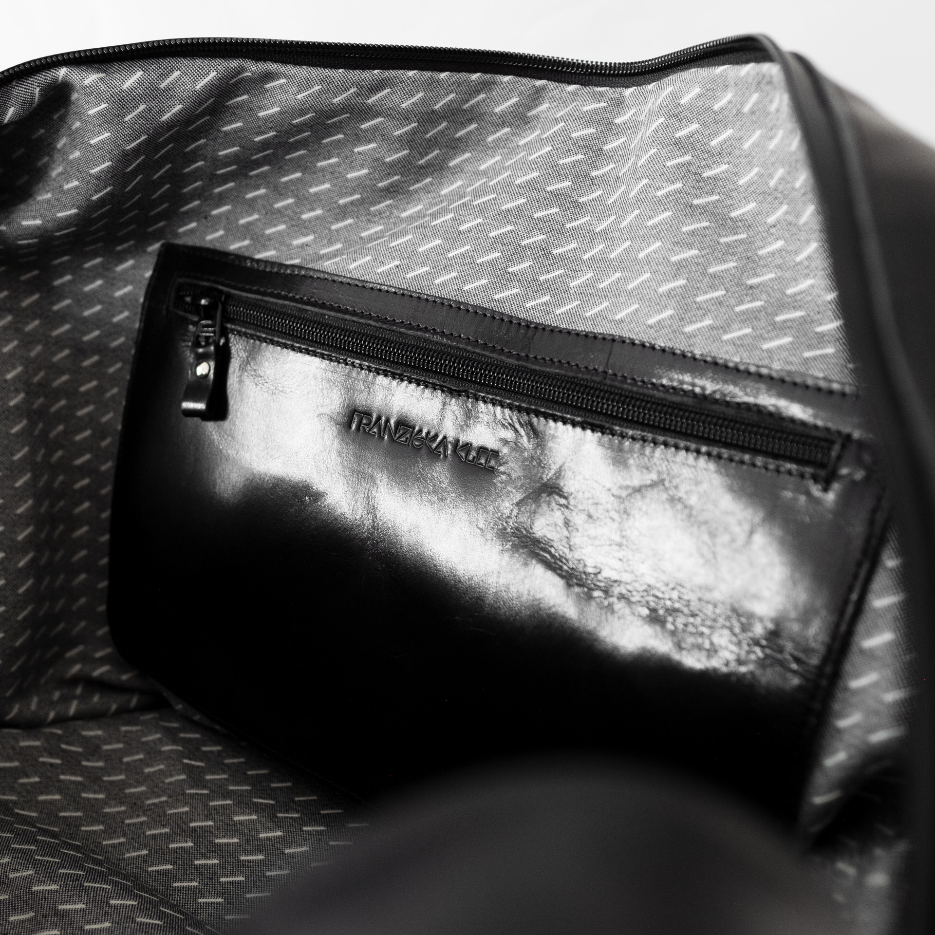 Weekender Reisetasche RIO aus schwarzem geölten Naturleder Ansicht Innenfach