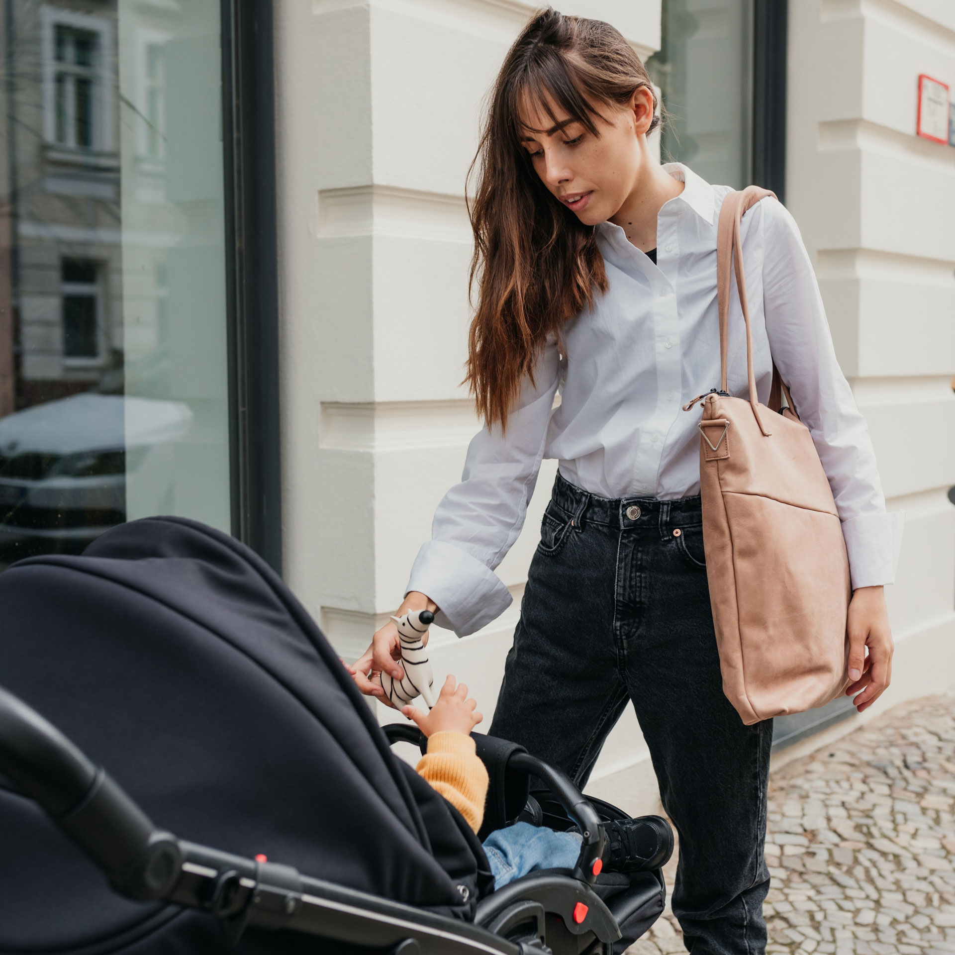 Model mit Wickeltasche Mia Midi in hellbraun aus nachhaltigem Naturleder