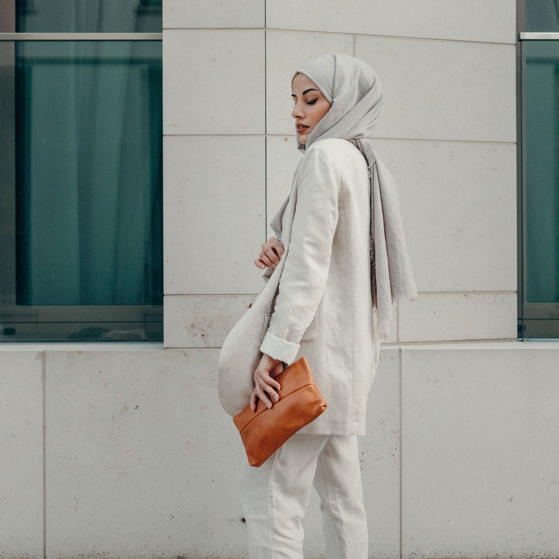 Model hält 3-in-1 Tasche Isa in der Farbe Cognac geölt aus Naturleder in der Hand.
