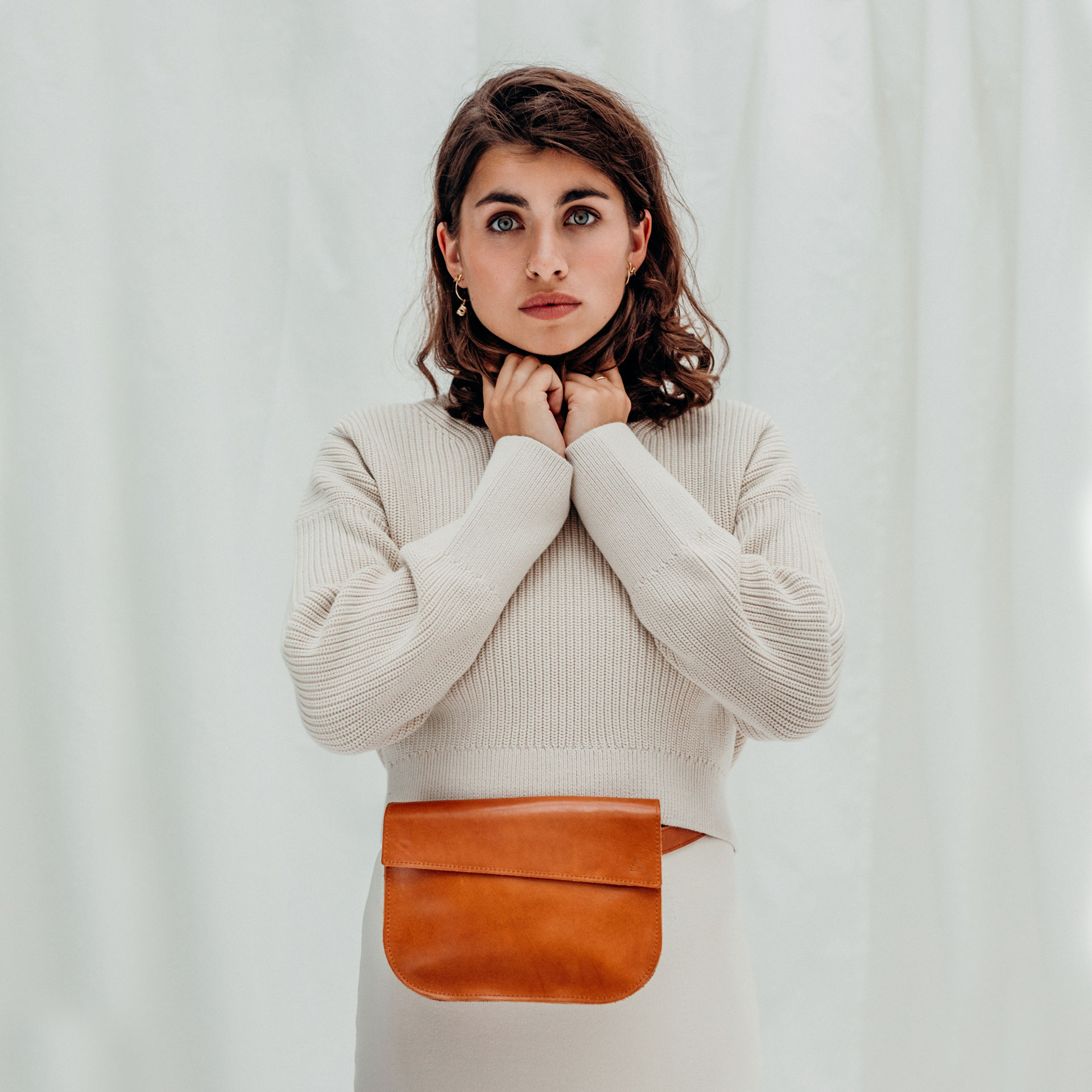 Model in Frontansicht mit Crossbody Bag Tea aus cognacfarbenem geölten Naturleder