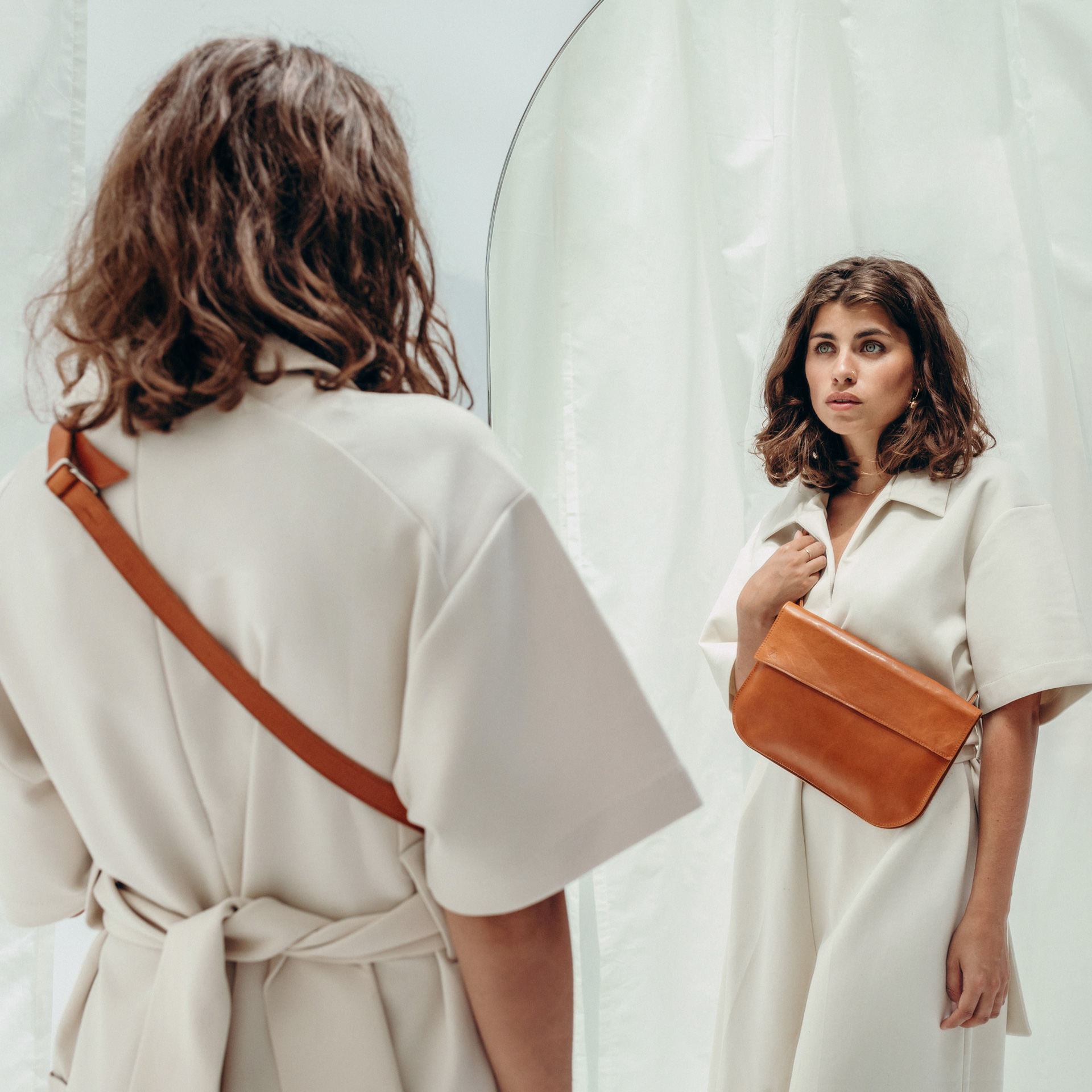 Model mit Crossbody Bag Tea aus cognag geöltem Naturleder