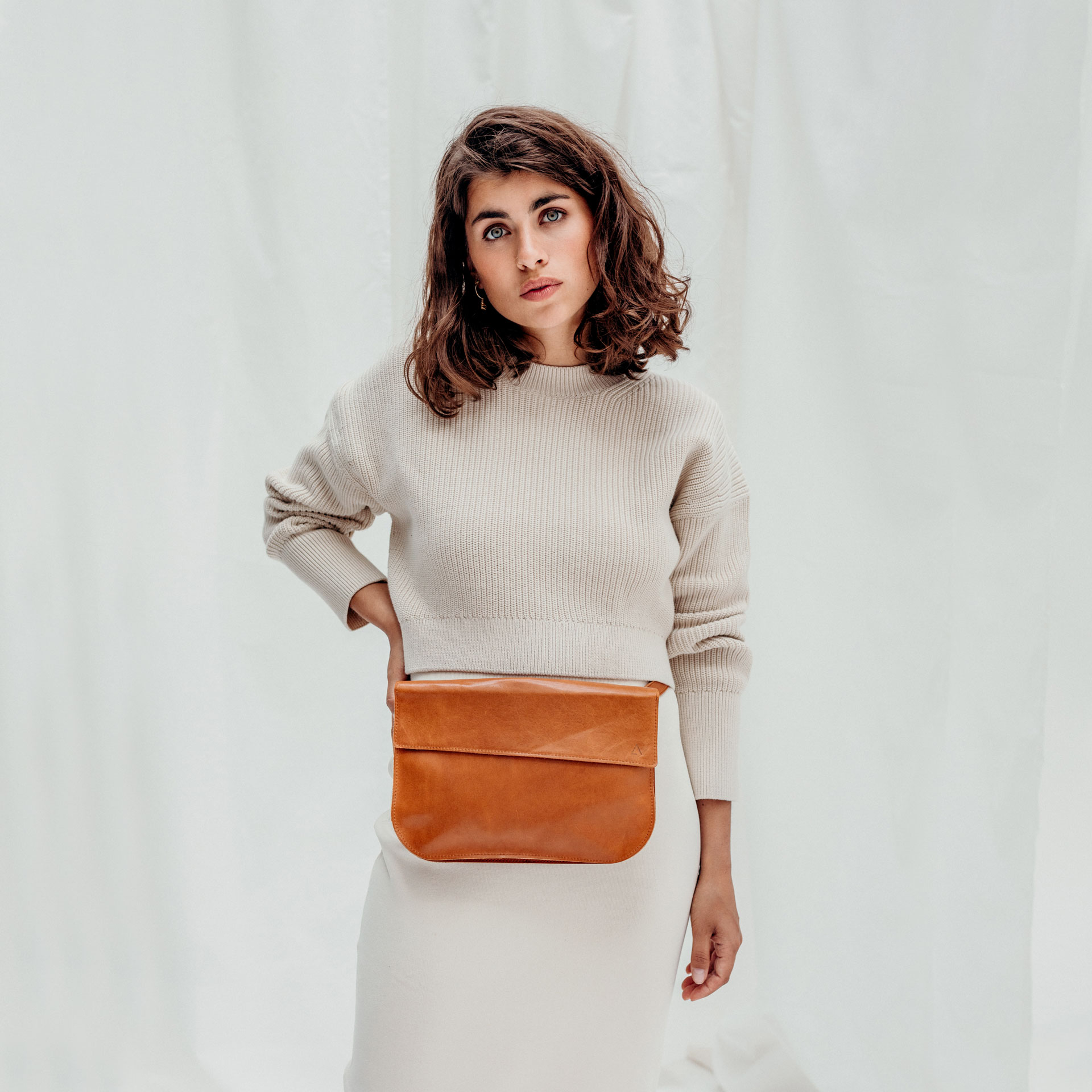 Model in Frontansicht mit Crossbody Bag Tea Large aus cognacfarbenem geölten Naturleder
