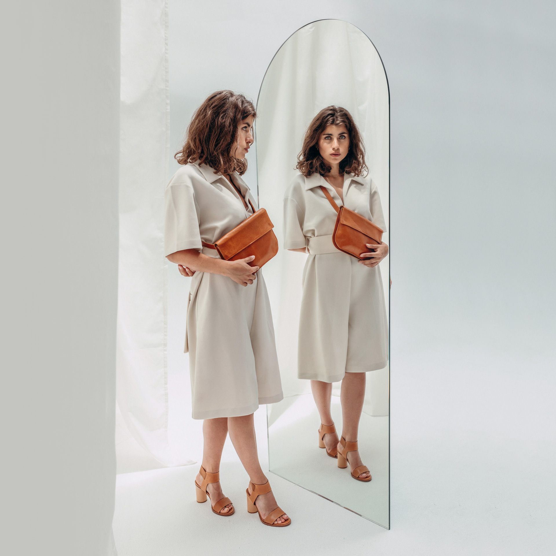 Crossbody Bag Tea Large in Cognac geölt aus nachhaltigem Leder