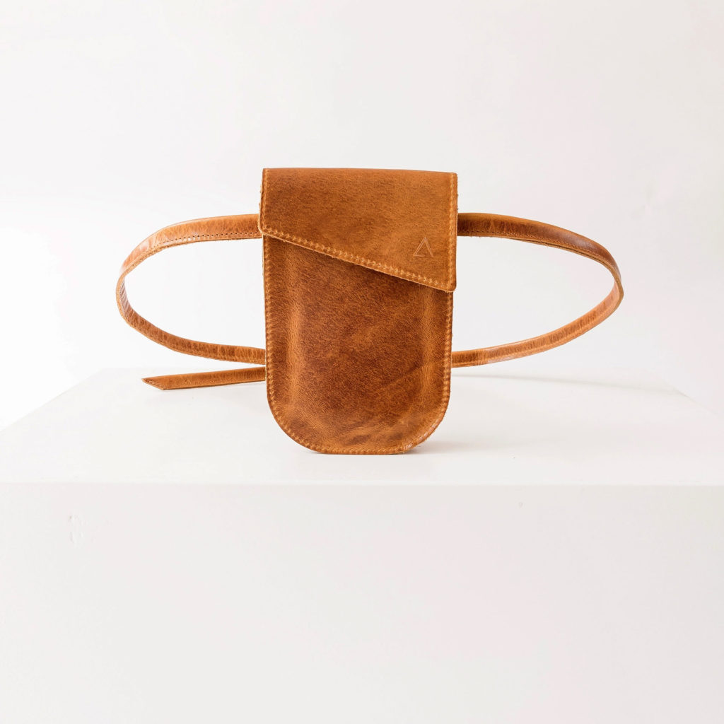 Handytasche Brustbeutel IRA aus nachhaltigem Naturleder in Cognac geölt mit dezenter Logoprägung und langem Träger