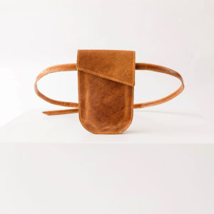 Handytasche Brustbeutel IRA aus nachhaltigem Naturleder in Cognac geölt mit dezenter Logoprägung und langem Träger