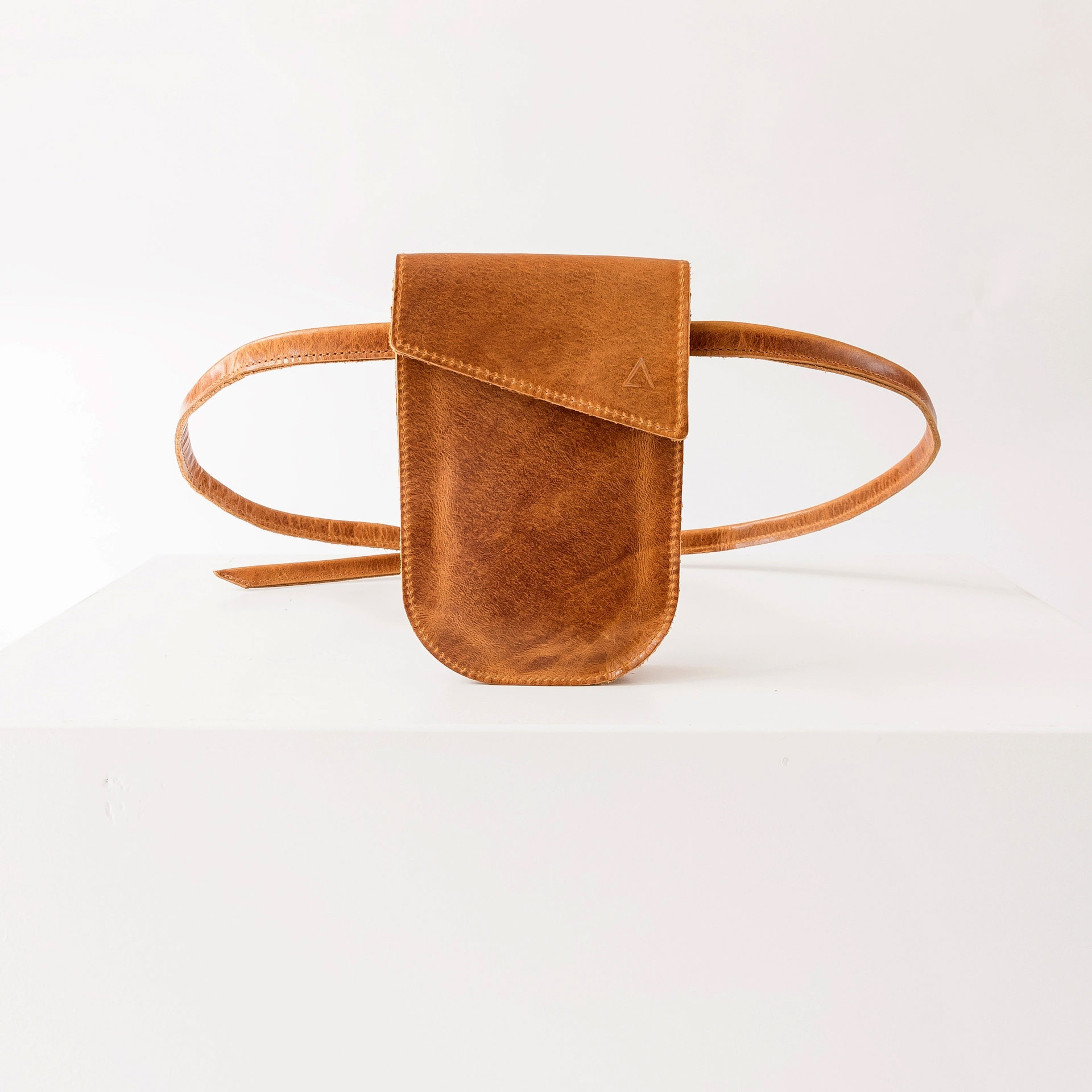 Handytasche Brustbeutel IRA aus nachhaltigem Naturleder in Cognac geölt mit dezenter Logoprägung und langem Träger