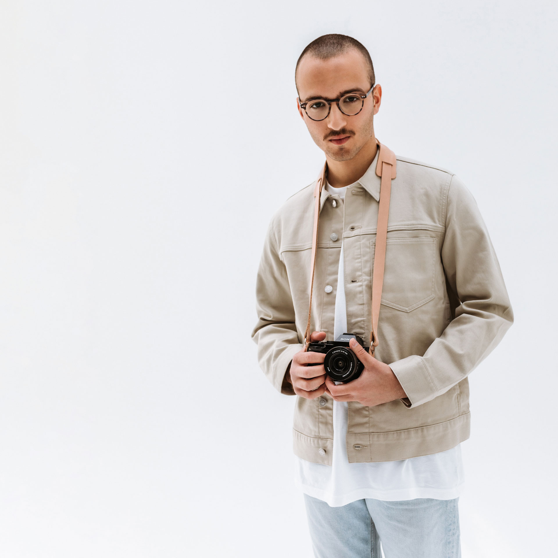 Unser Model trägt Fotogurt HAN um den Hals.