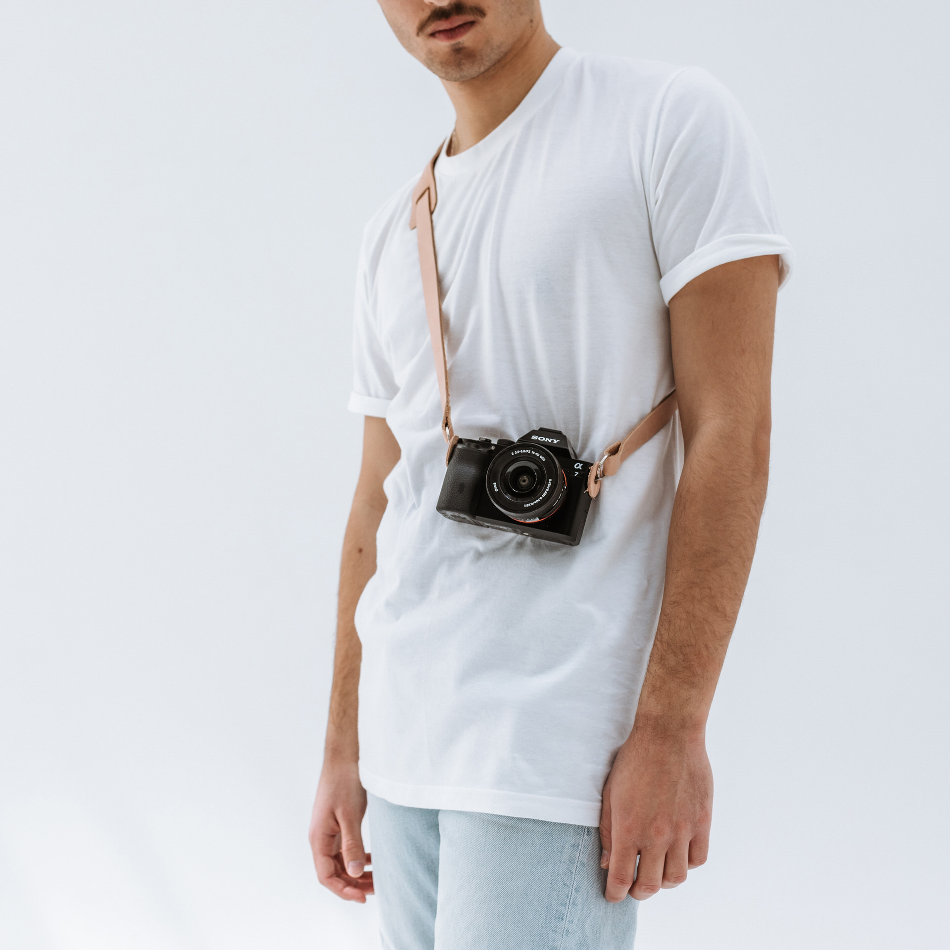 Model mit Kameragurt Han in Hellbraunem nachhaltigem Naturleder