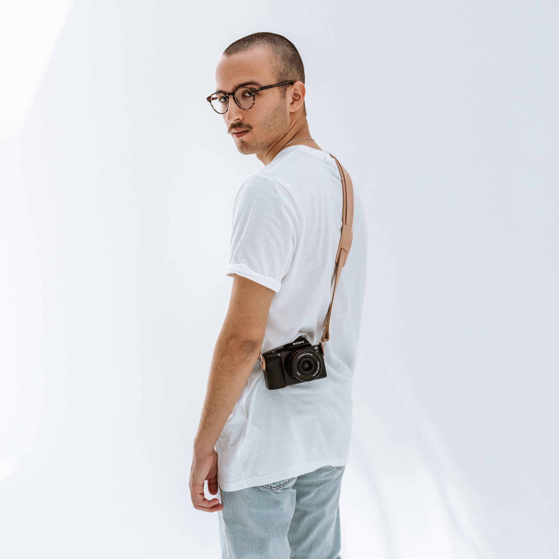 Model mit Kameragurt Han in Hellbraunem nachhaltigem Naturleder