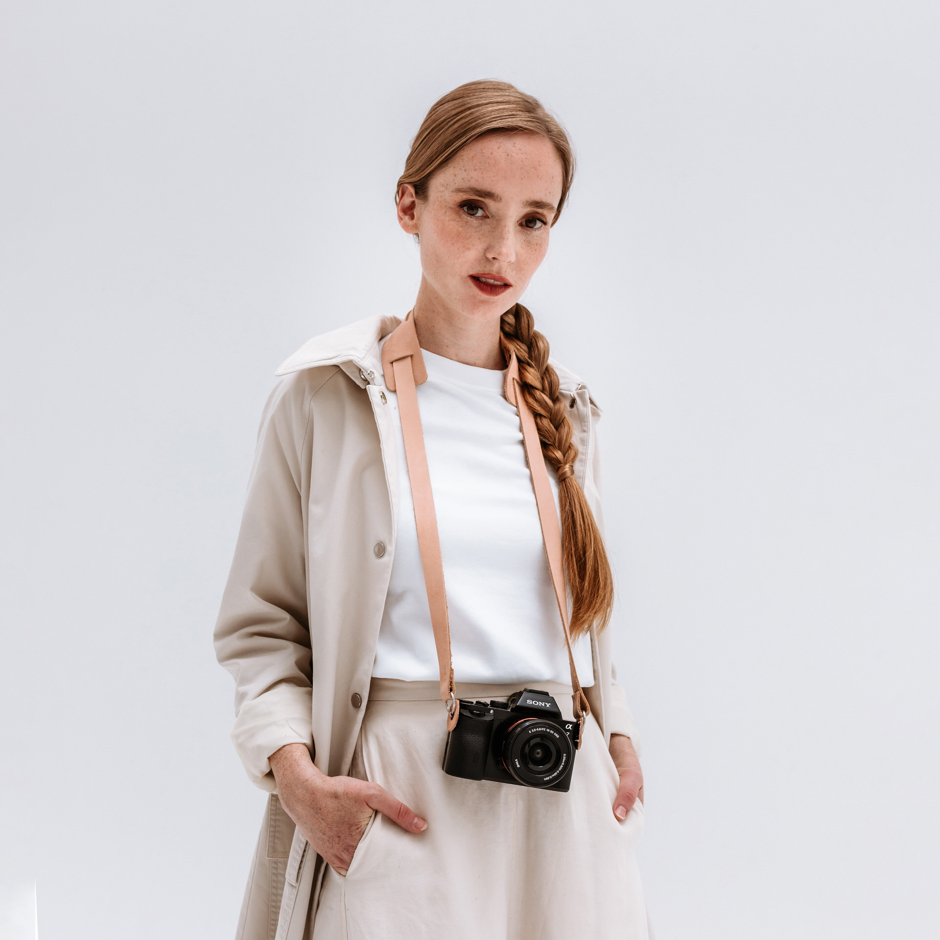 Model mit Kameragurt Han in Hellbraunem nachhaltigem Naturleder