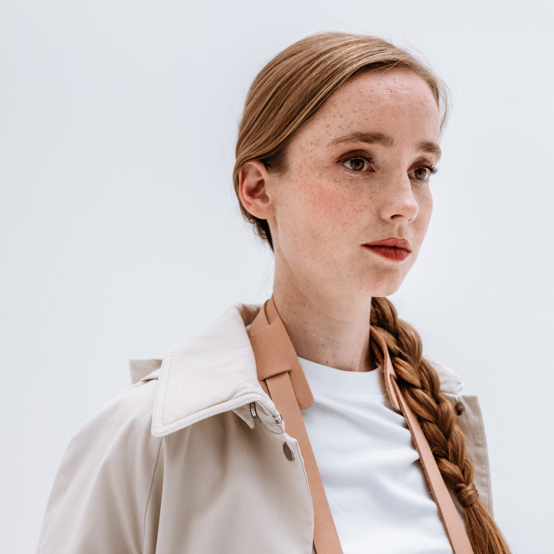 Model mit Kameragurt Han in Hellbraunem nachhaltigem Naturleder