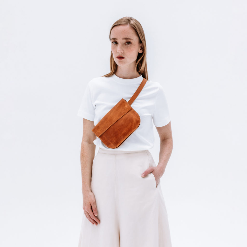 model mit Crossbodybag Ira in cognac geölt aus nachhaltigem Naturleder