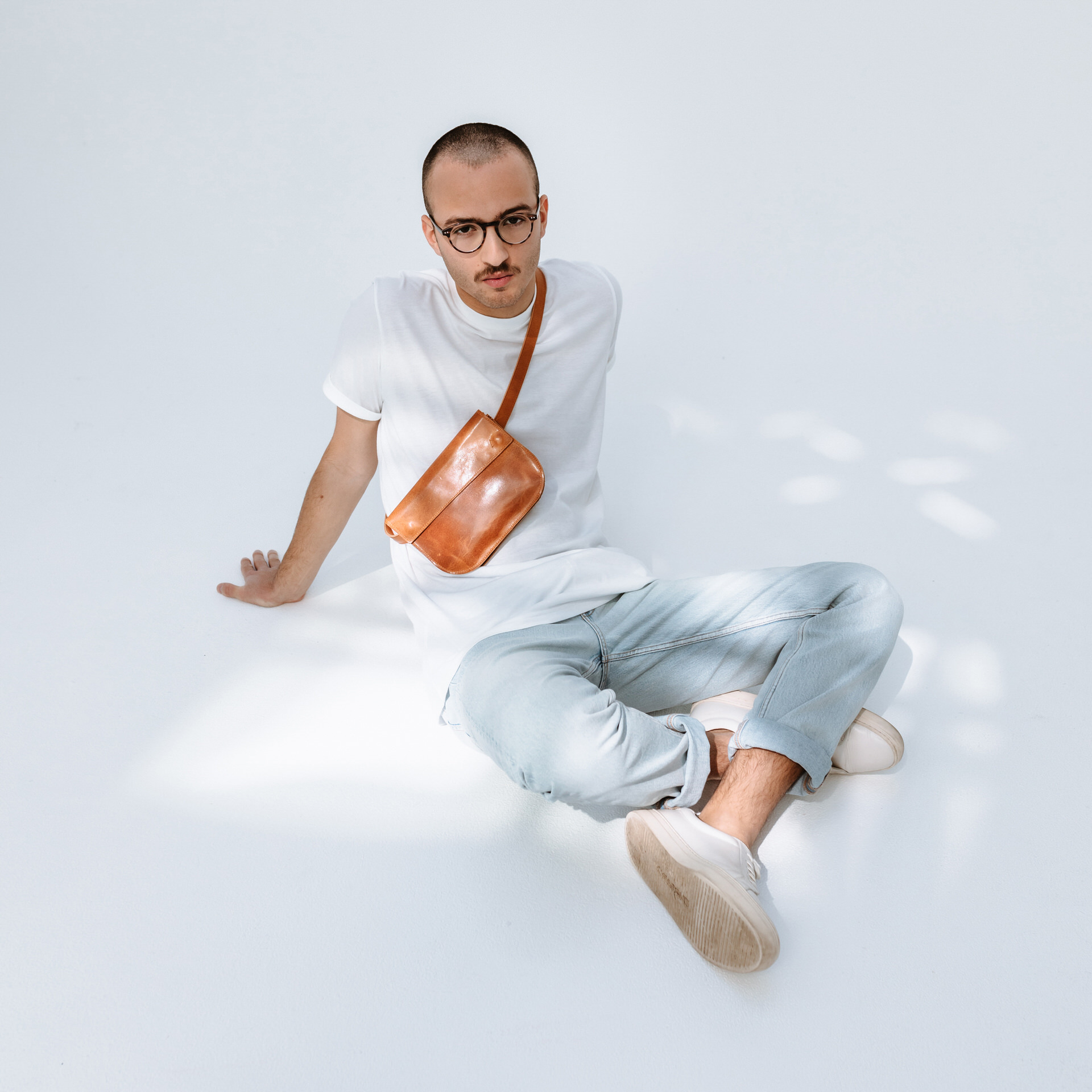 Männliches Model mit Crossbody Bag Tea aus cognac geöltem Naturleder