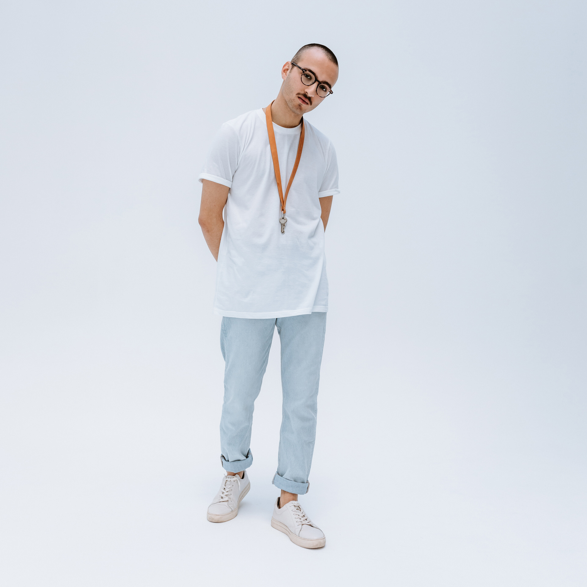 Model mit Schlüsselband Loc Large in Cognac aus nachhaltigem Naturleder