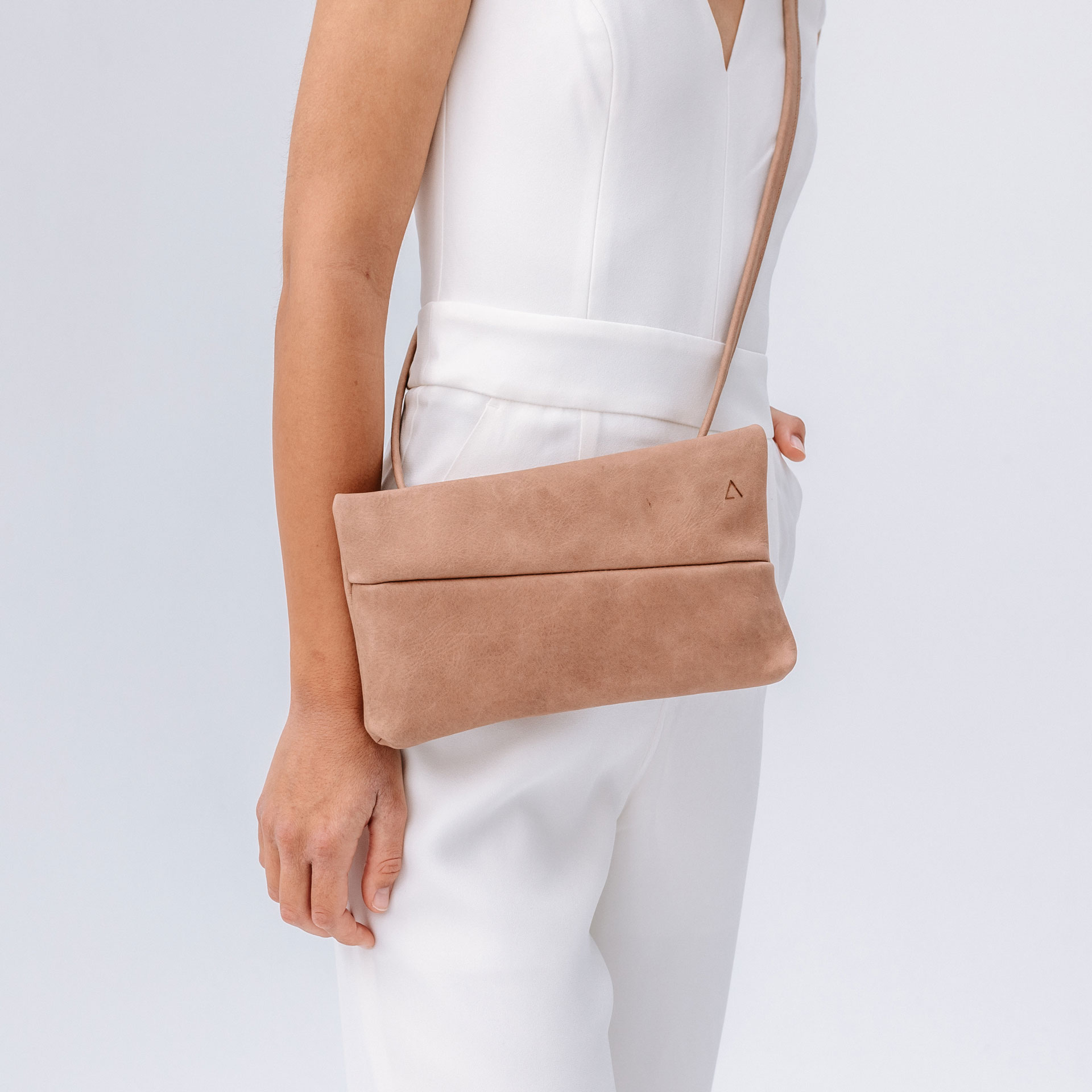 Model trägt 3-in-1 Tasche Isa in der Farbe Hellbraun aus Naturleder.